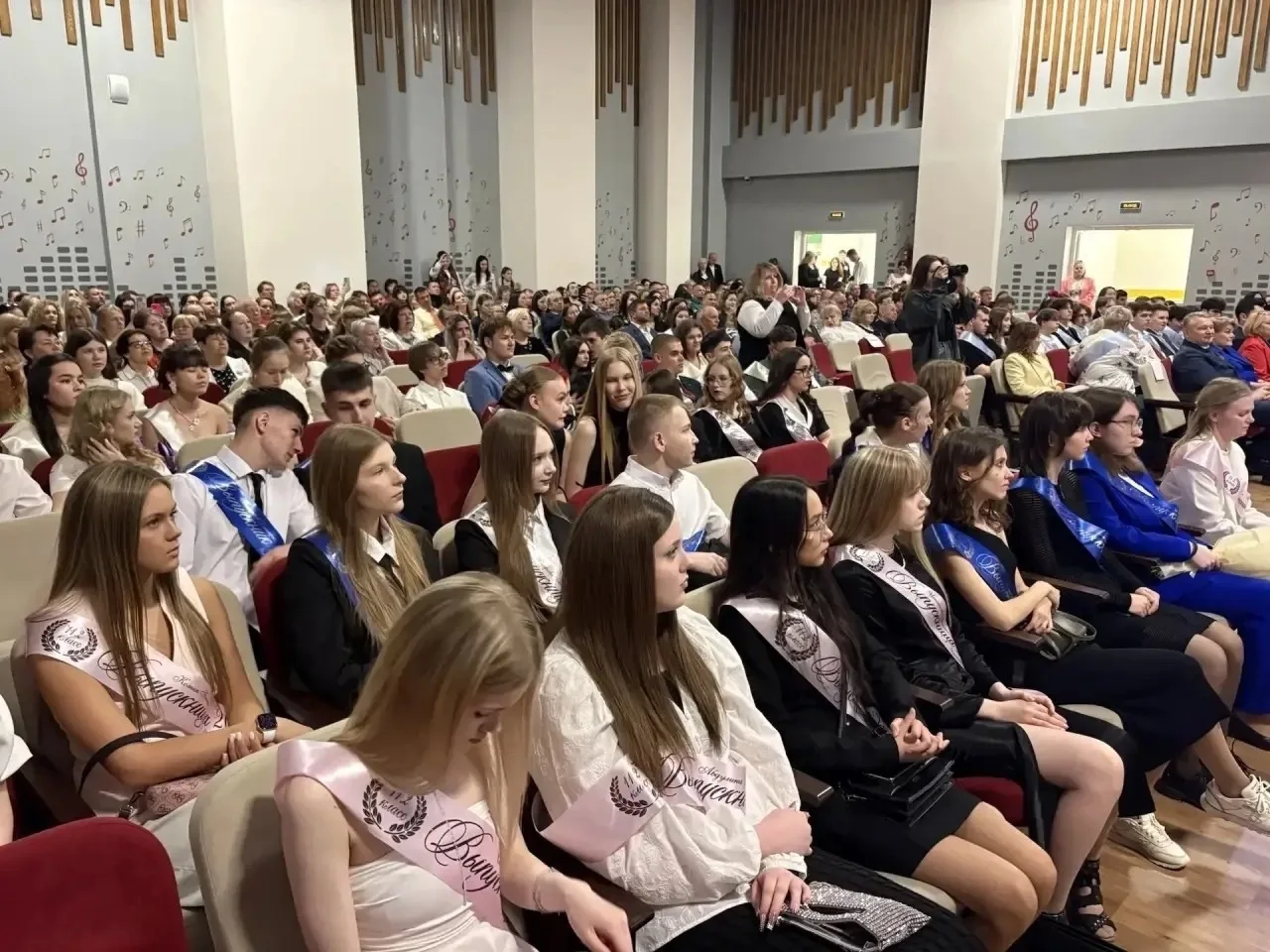 🔔 Последний звонок в МОБУ «СОШ «Янинский ЦО»  Сегодня в нашей школе царила особенная атмосфера: волн