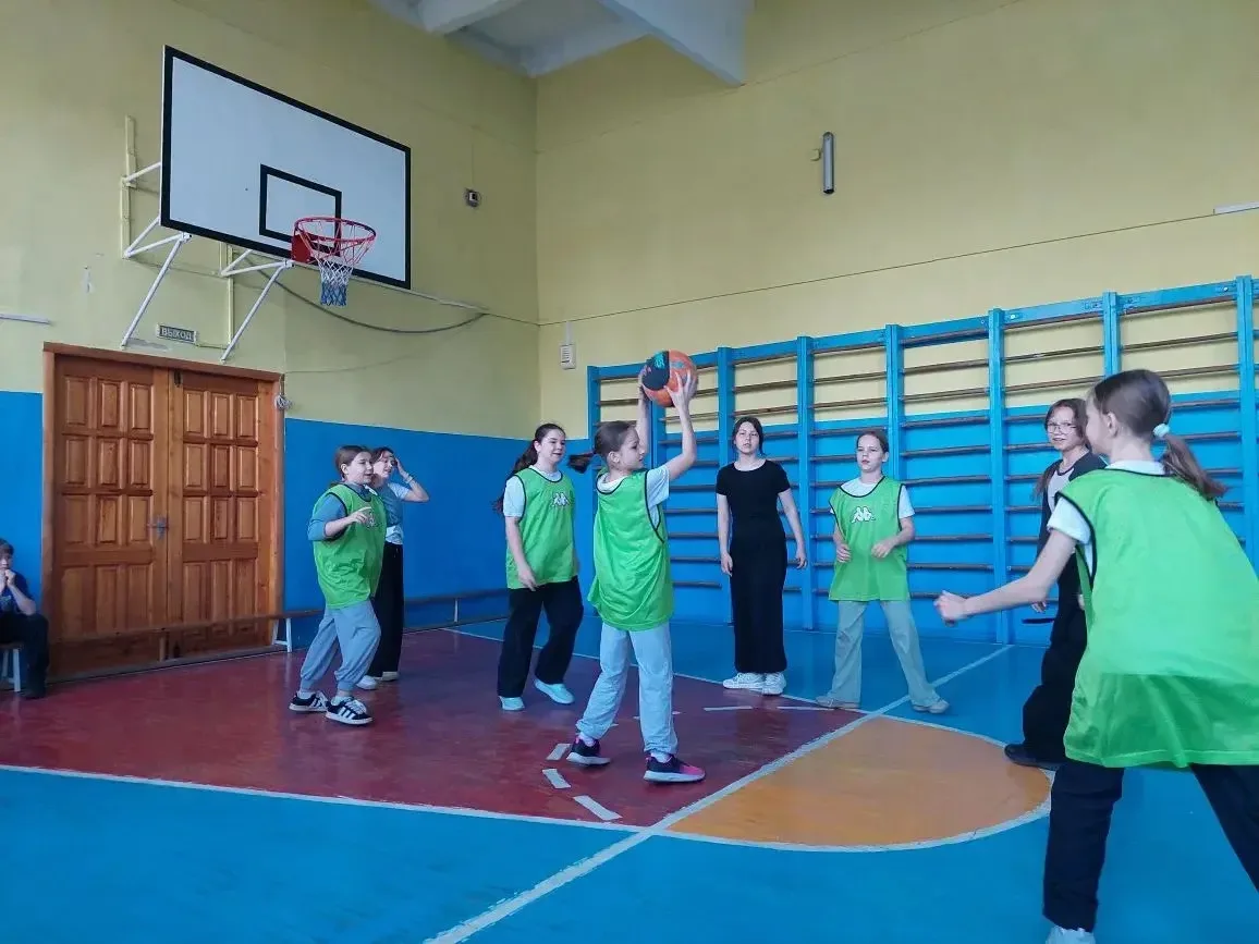 Спорт — это жизнь! 🏀  В рамках акции «Будь здоров» среди учащихся 5-х классов прошли соревнования по