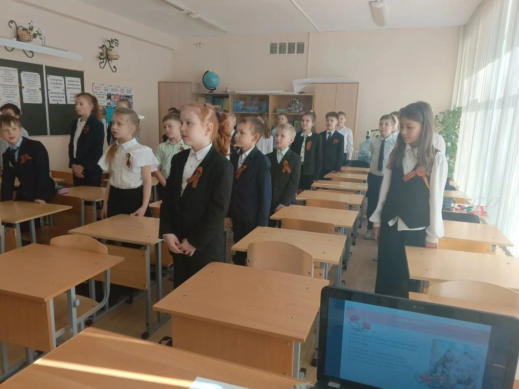 🇷🇺 РАЗГОВОРЫ О ВАЖНОМ    Утро понедельника, 4 мая, в нашей гимназии традиционно началось с церемонии