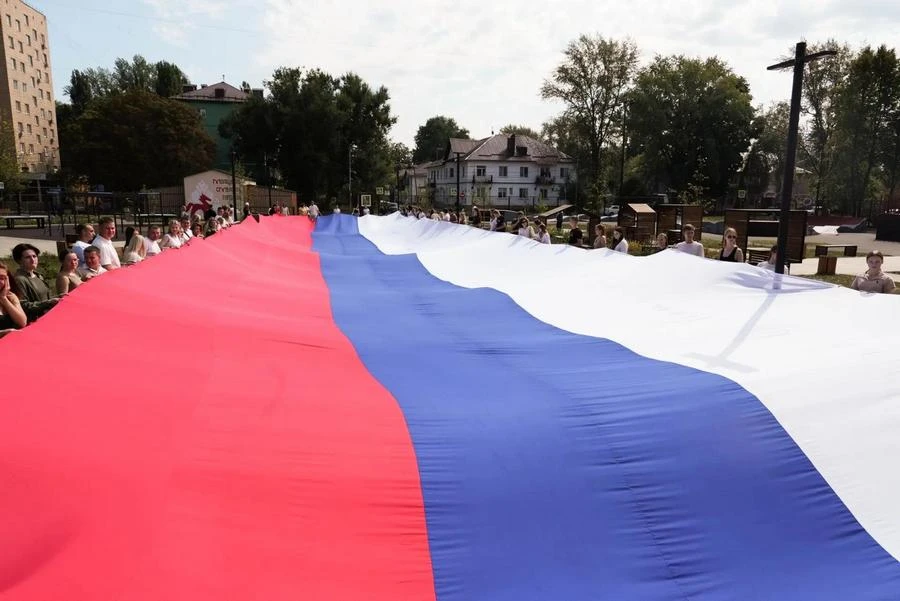 День флага РФ в Курске: в парке развернули огромное полотнище, мэр водрузил триколор на...