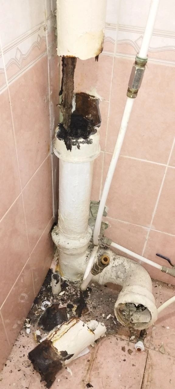 Сегодня была произведена замена участка стояков водоснабжения и водоотведения дома Бондаренко 12. Тр