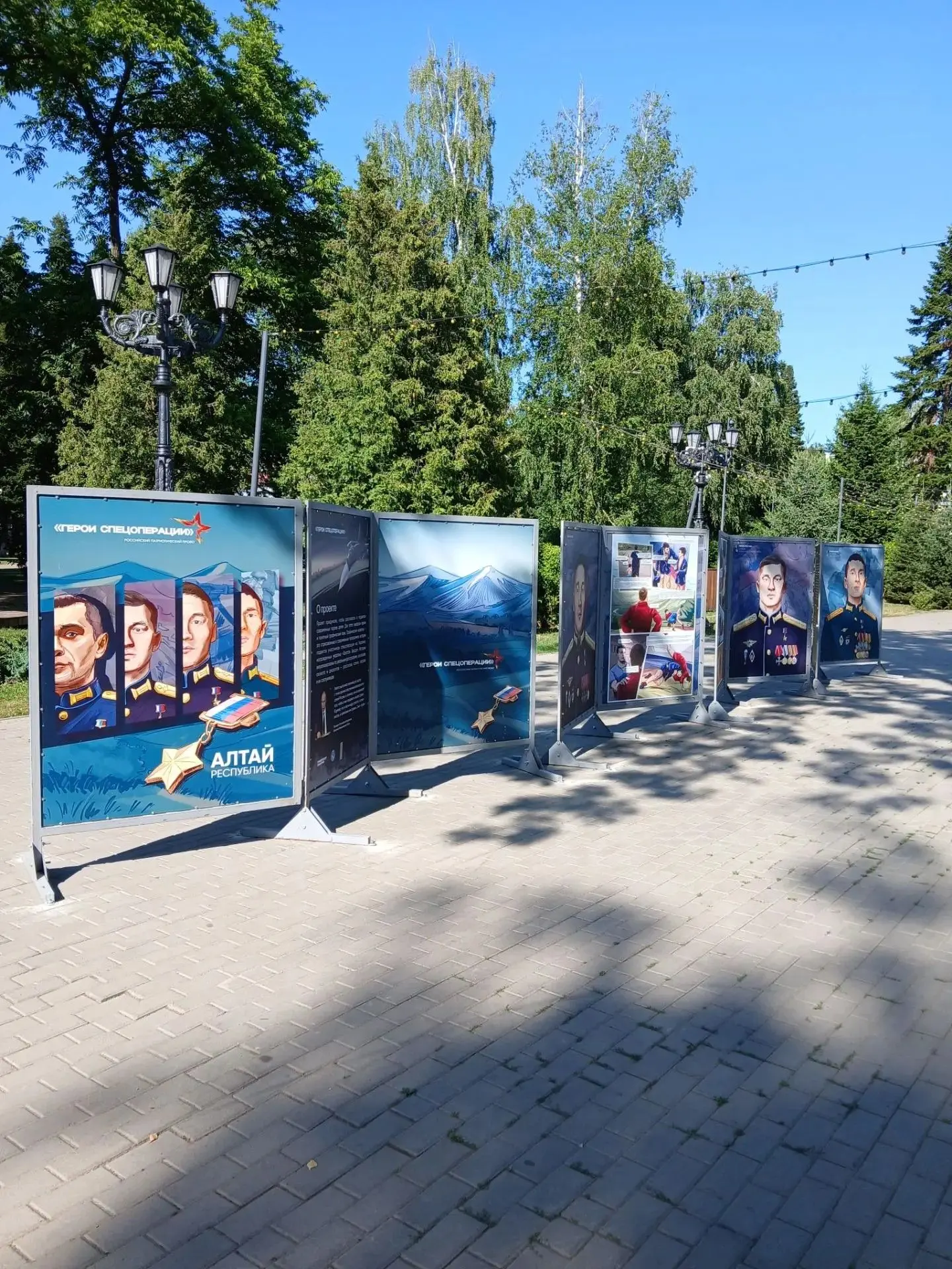 На центральной площади города установлена выставка "Герои спецоперации".
🇷🇺Проект выполнен в необы