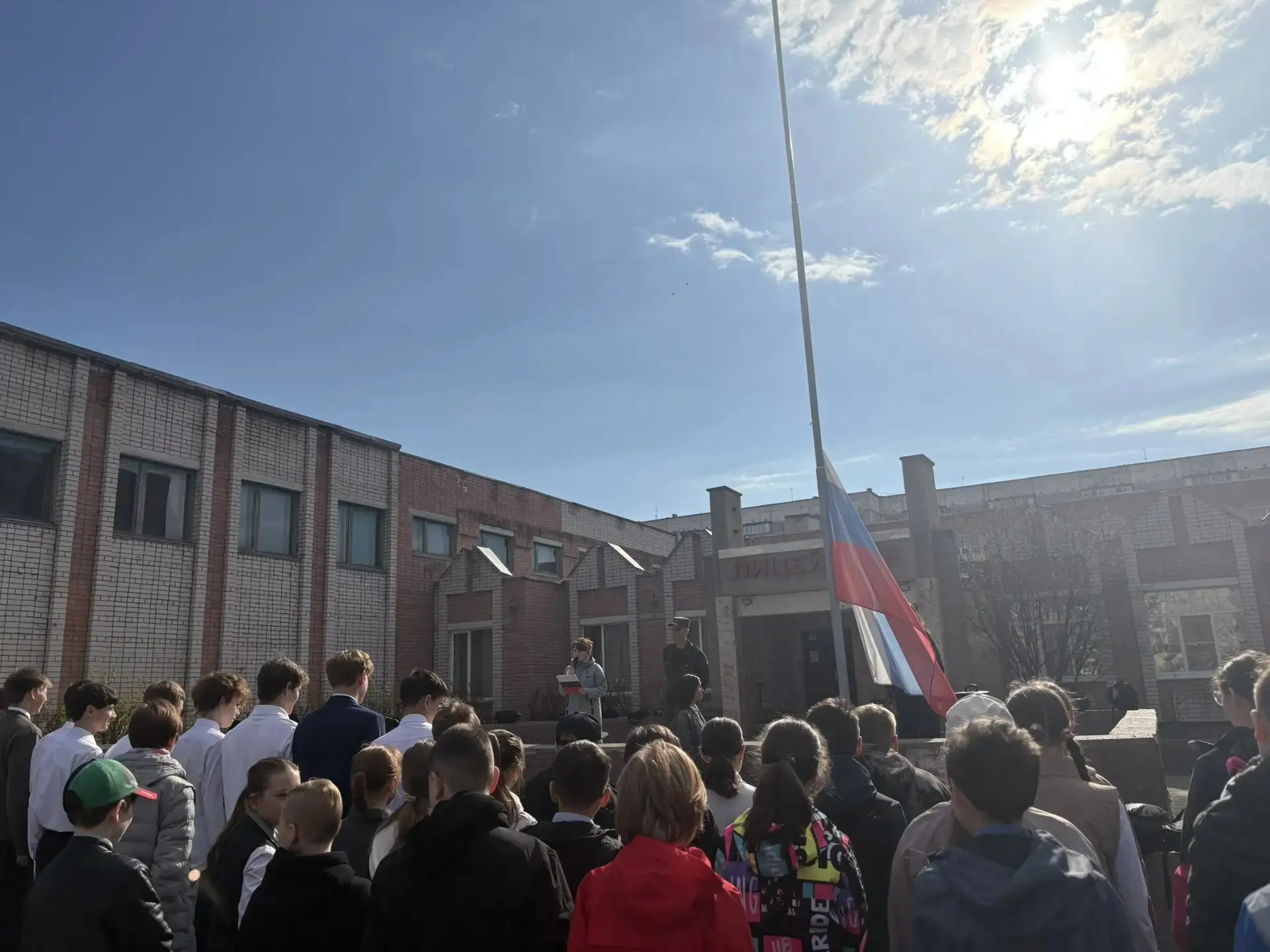 🇷🇺Доброе утро, лицей!  Сегодня почётное право поднять флаг Российской Федерации  предоставляется обу