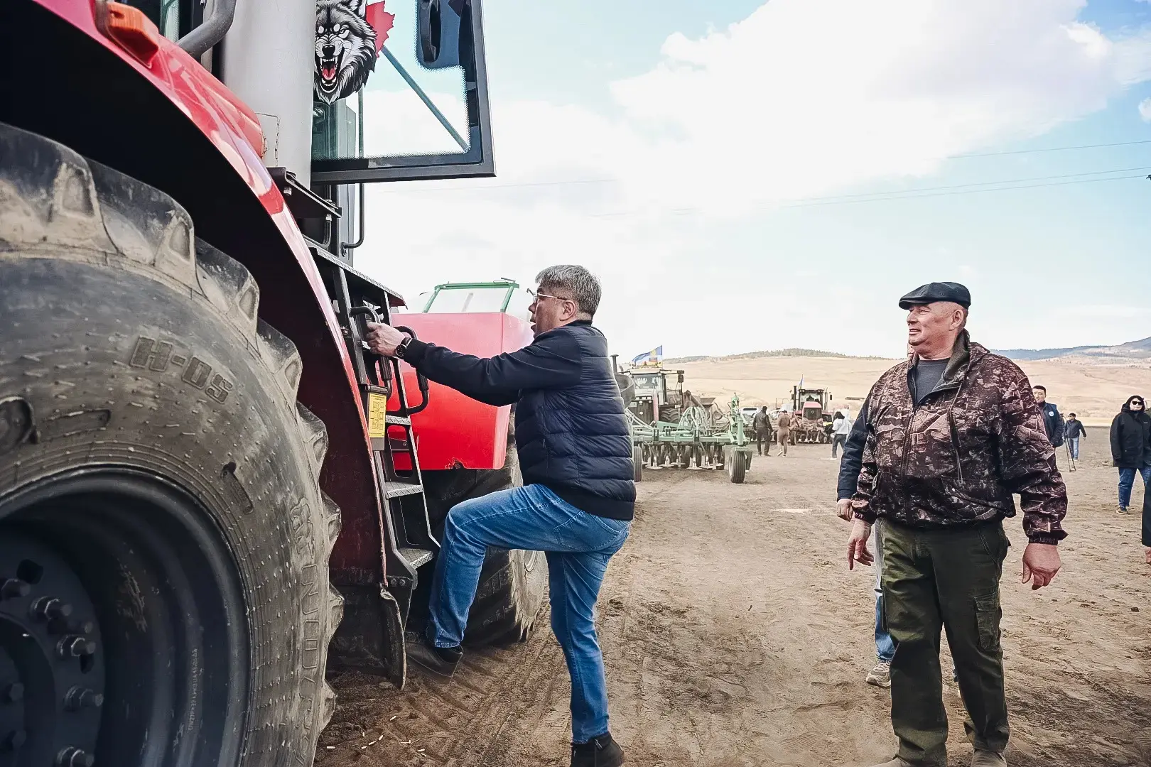 Добрый день, земляки!   Сегодня дали старт полевым работам. Поздравляю всех наших аграриев с началом