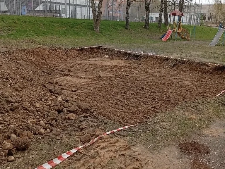 Начали установку новых детских площадок во всех трёх районах Смоленска. Подрядчик уже завозит матери