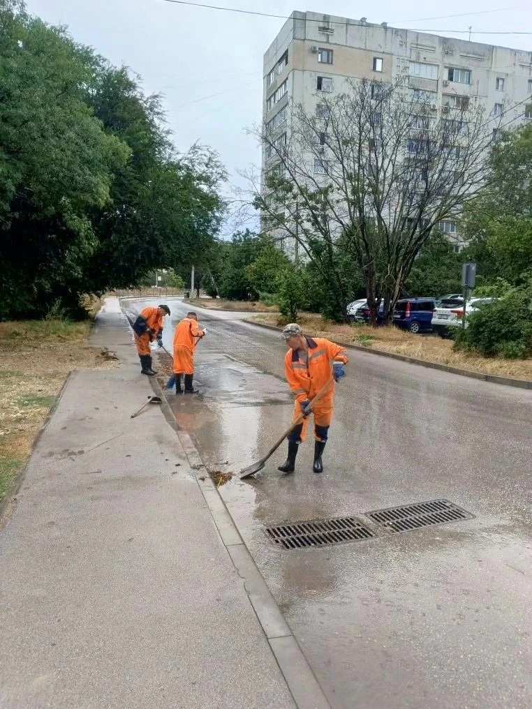 🛠Рабочие моменты
⁣
Очистка дождеприемников на ул. Ревякина, ул. Героев Севастополя, ПОР ул. Астана 