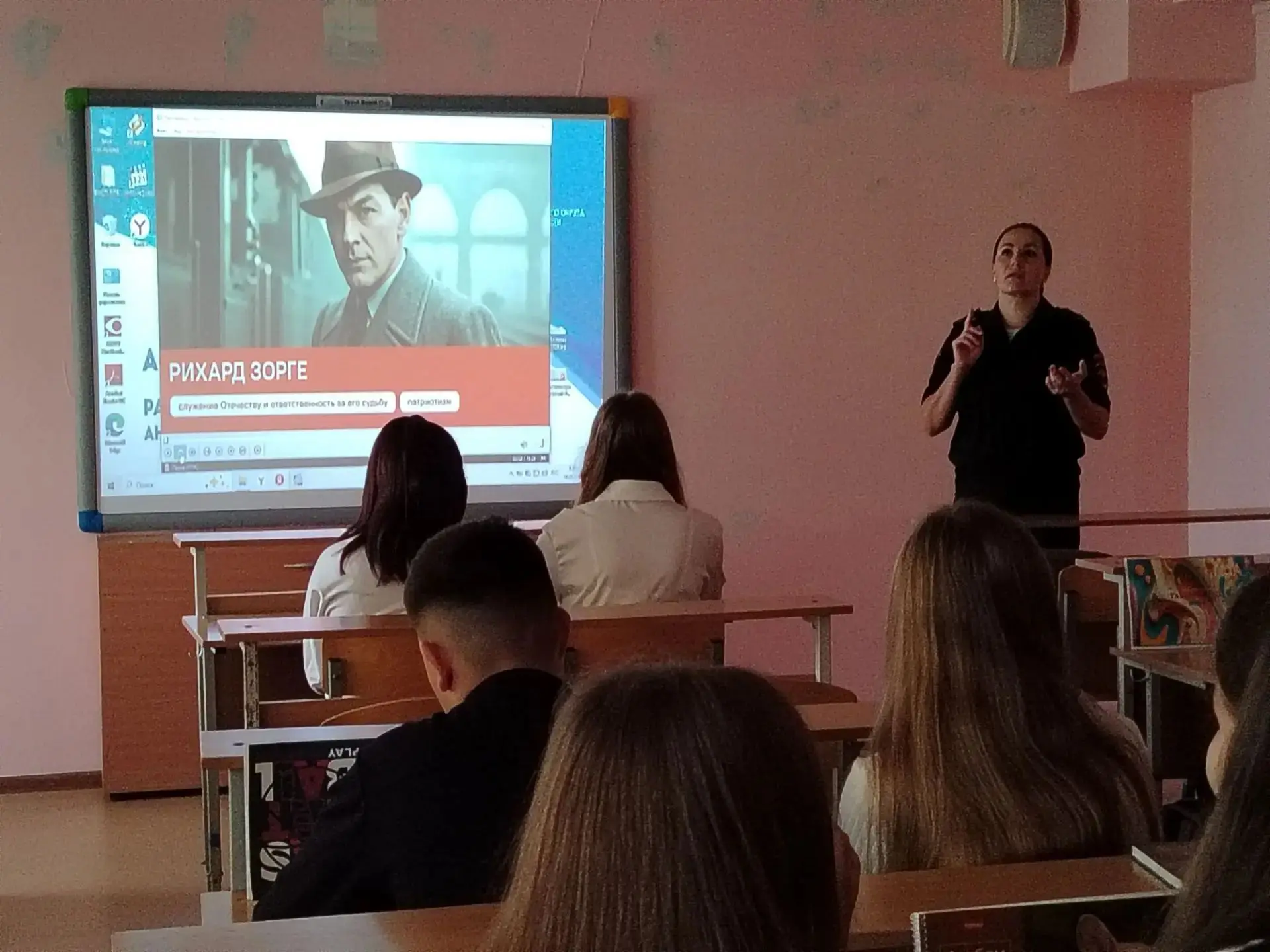 ⚠️ Сегодня в 7в классе прошёл классный час "Безопасные дороги". Сотрудник ГИБДД Уманец ...