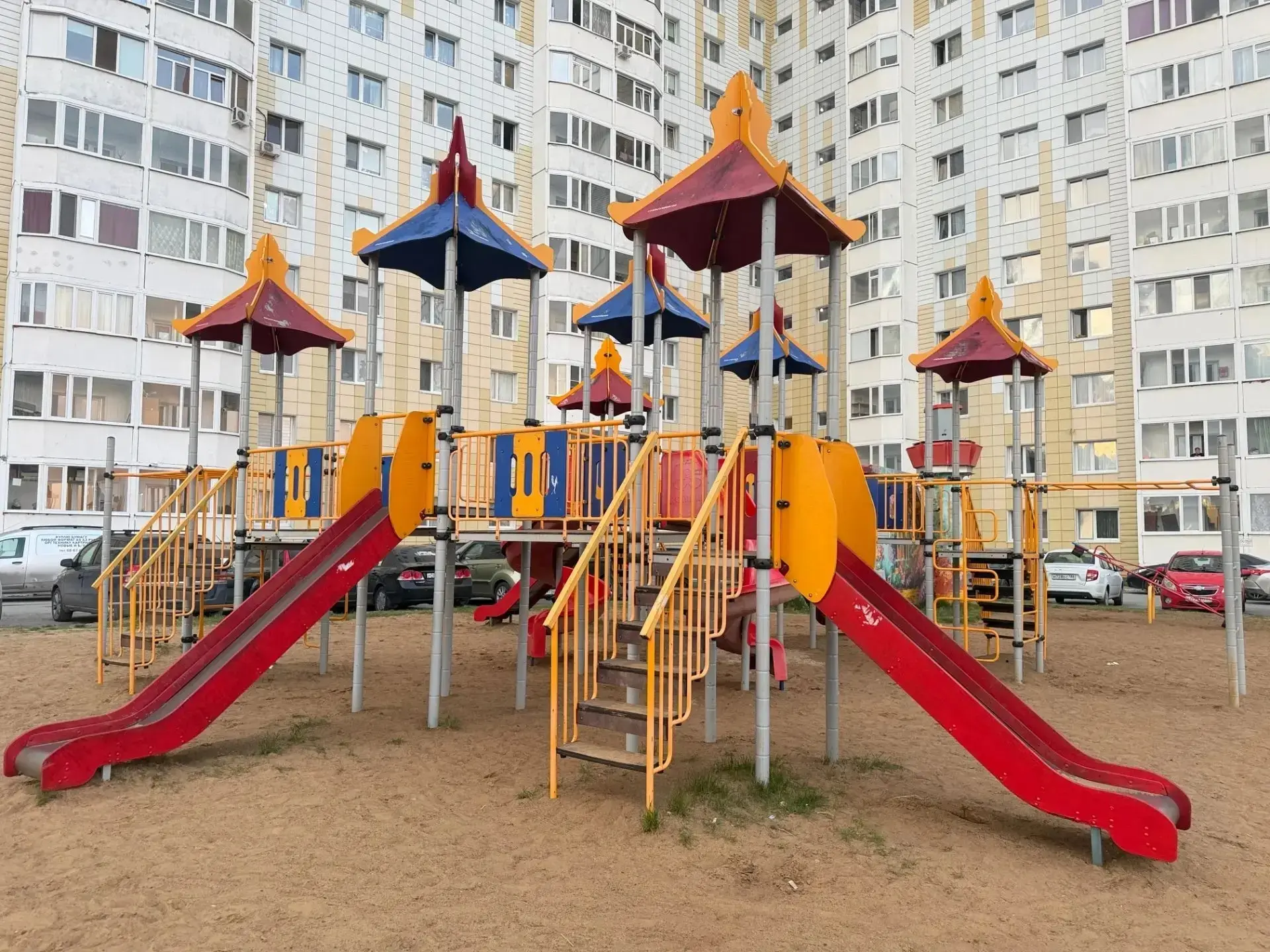 Сургутяне могут сообщить о сломанном оборудовании на детской площадке по телефонам горячей линии

Со