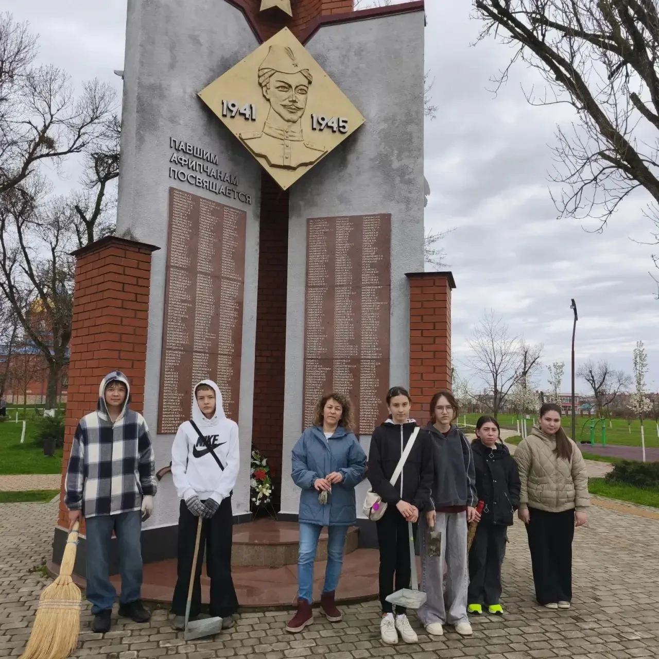 Ученики 7-х классов, «чисто» и красиво завершают неделю каникул, участвуя в экологической акции «Чис