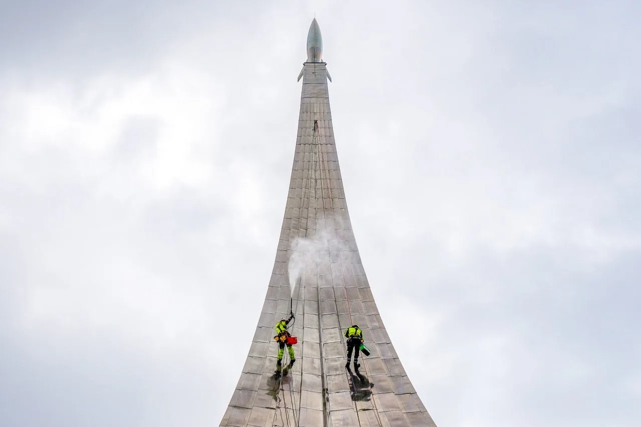 Москва готовится к Дню города: памятники засияют чистотой
