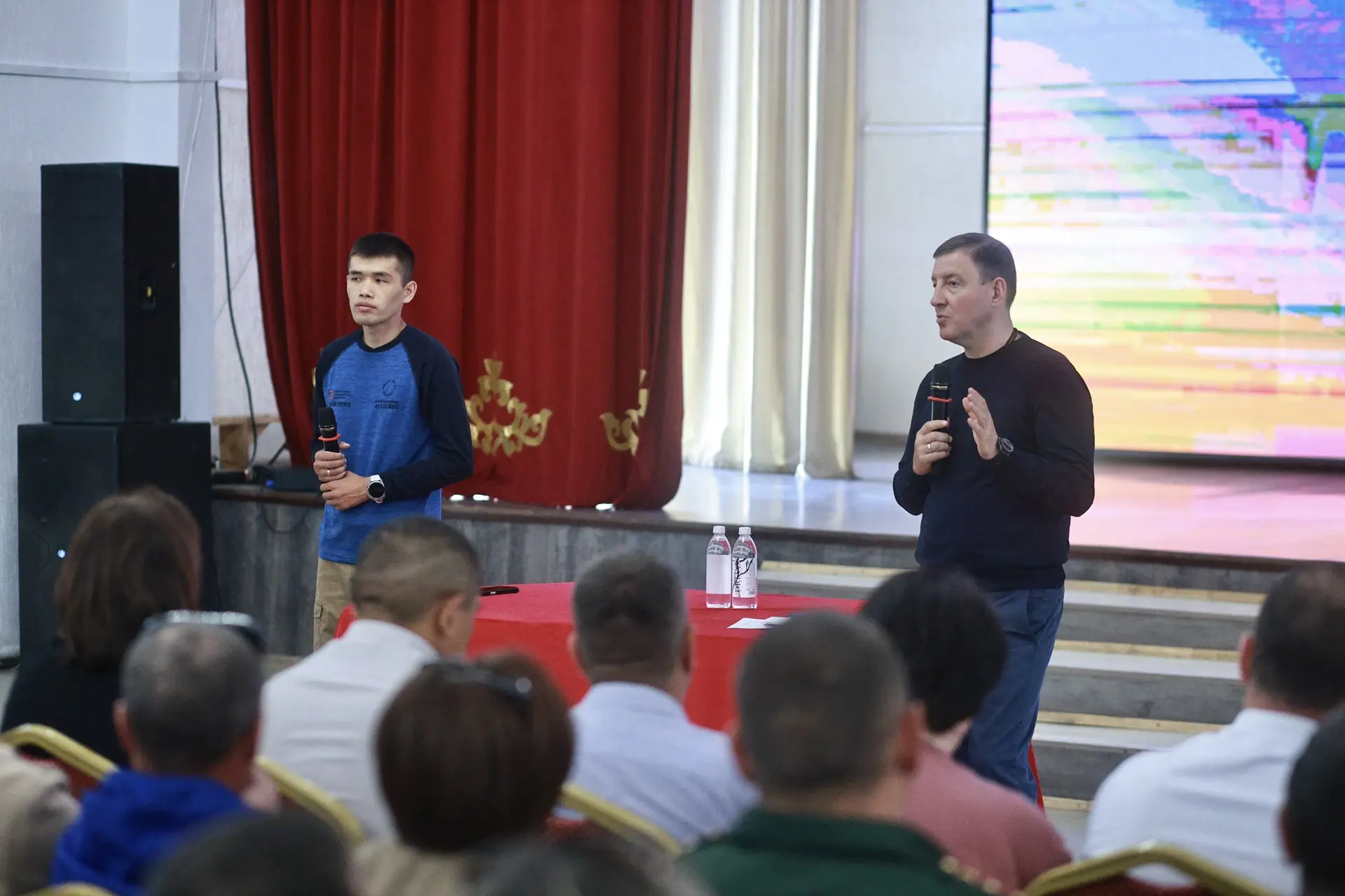 На встрече с жителями в Кош-Агаче рассказали, что уже сделано в районе за два года и наметили планы 