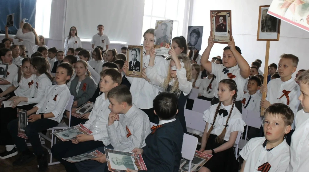 День победы отпраздновала параллель 4-х классов. Девизом праздника стали строки стихотворения: Я пом