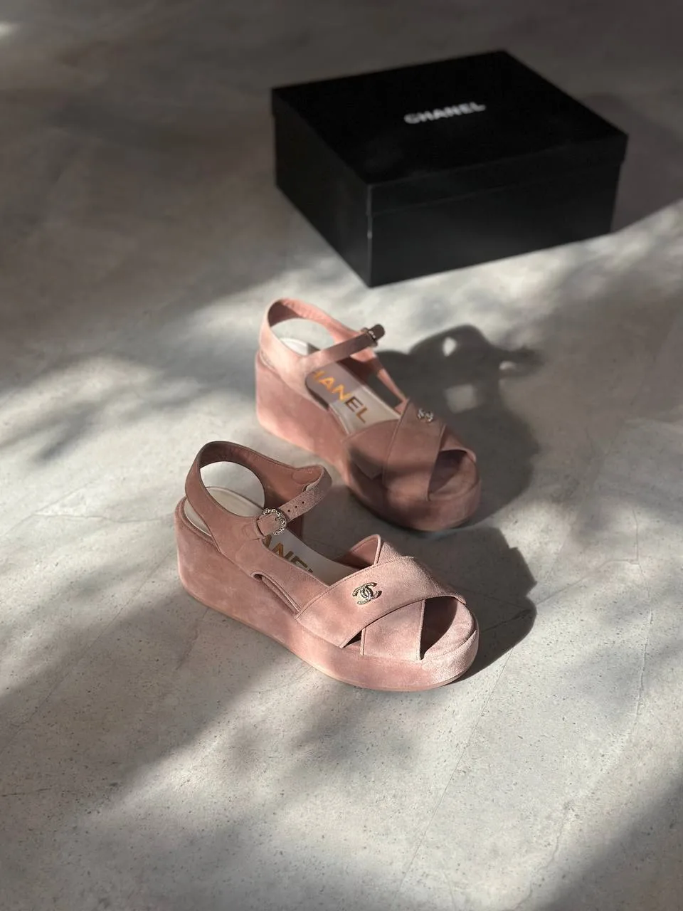 Новые босоножки Chanel, замшевые на платформе, в красивом пыльно-розовом цвете.