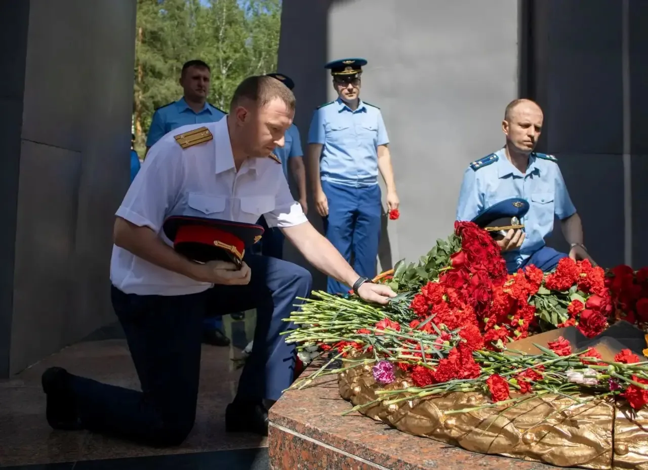 Сотрудники СУ СК России по Республике Коми почтили память павших героев в День памяти и скорби 
 
В 