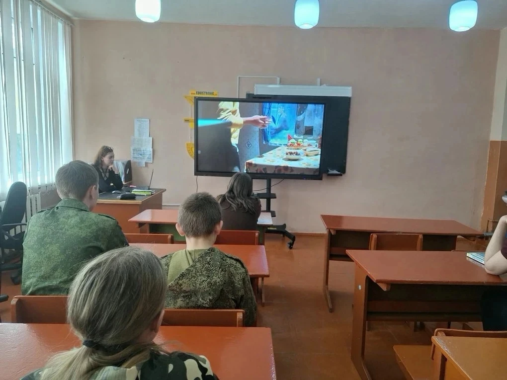 СЫНОК": РАЗМЫШЛЕНИЯ О ВЕЧНОМ ПОСЛЕ ПРОСМОТРА

Сегодня в нашей школе прошел необычный кинопоказ. Мы п