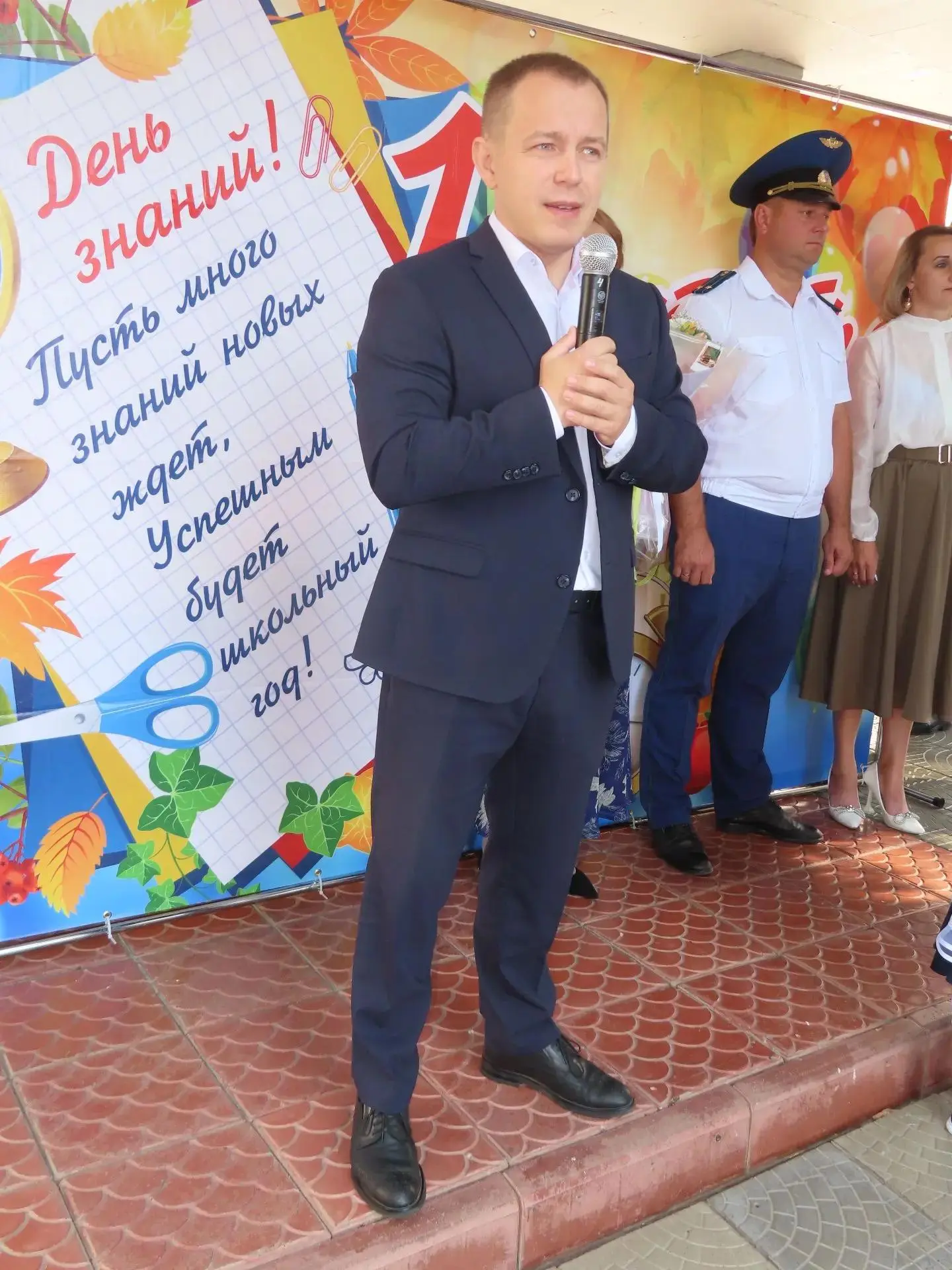 Сегодня в нашем округе прозвенел первый звонок. Я побывал на праздничной линейке, и, пр...