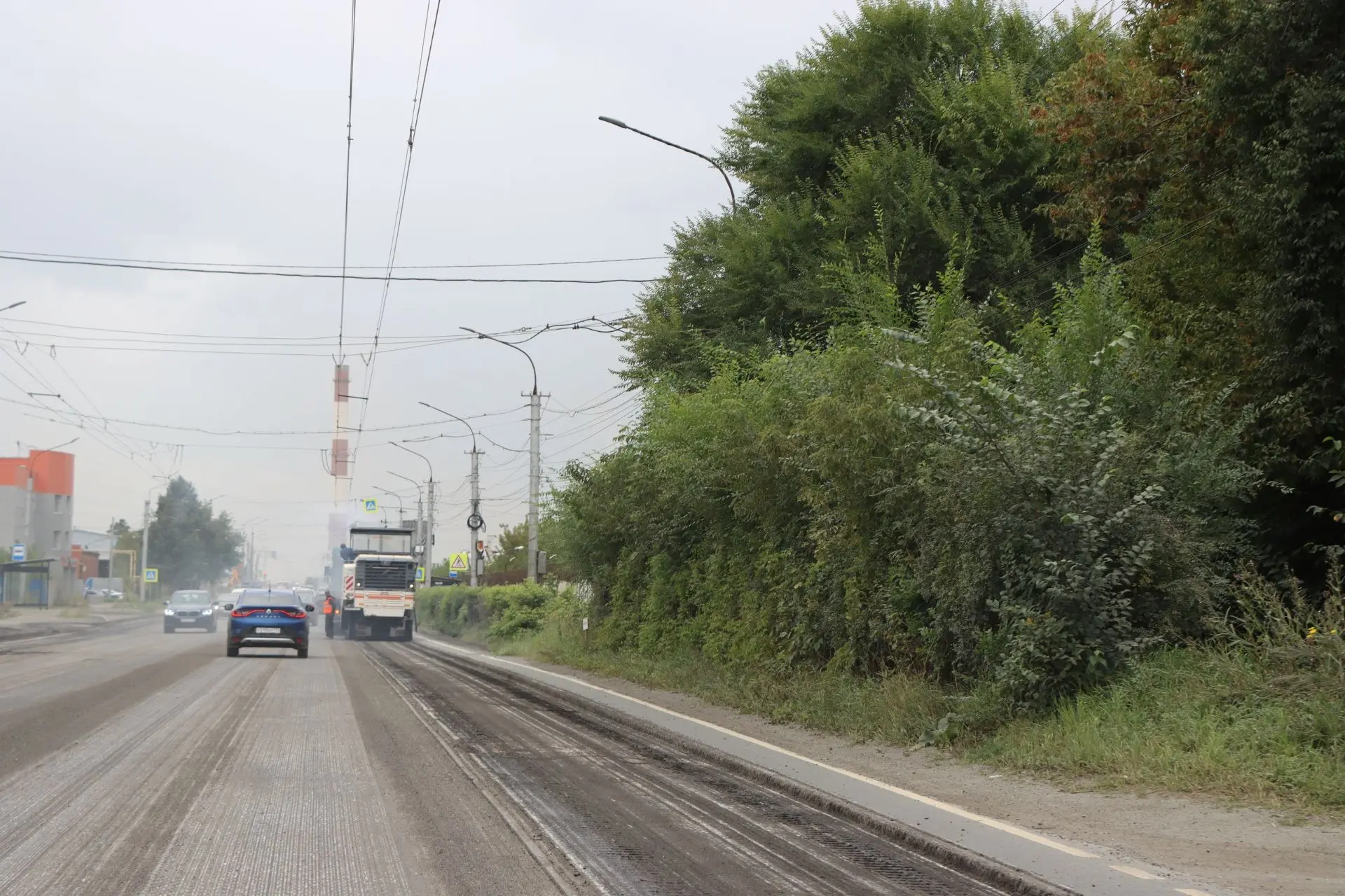 На Тургоякском шоссе приступили к срезке асфальта.