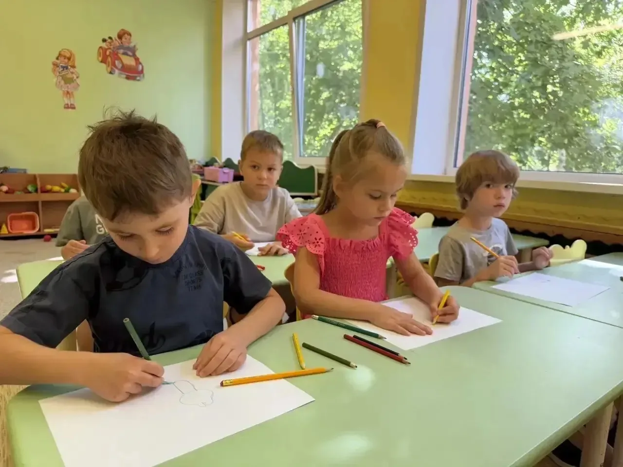 Любимые сказочные герои дают уроки дошкольникам 

Интересно, весело и с пользой проходит лето в дошк