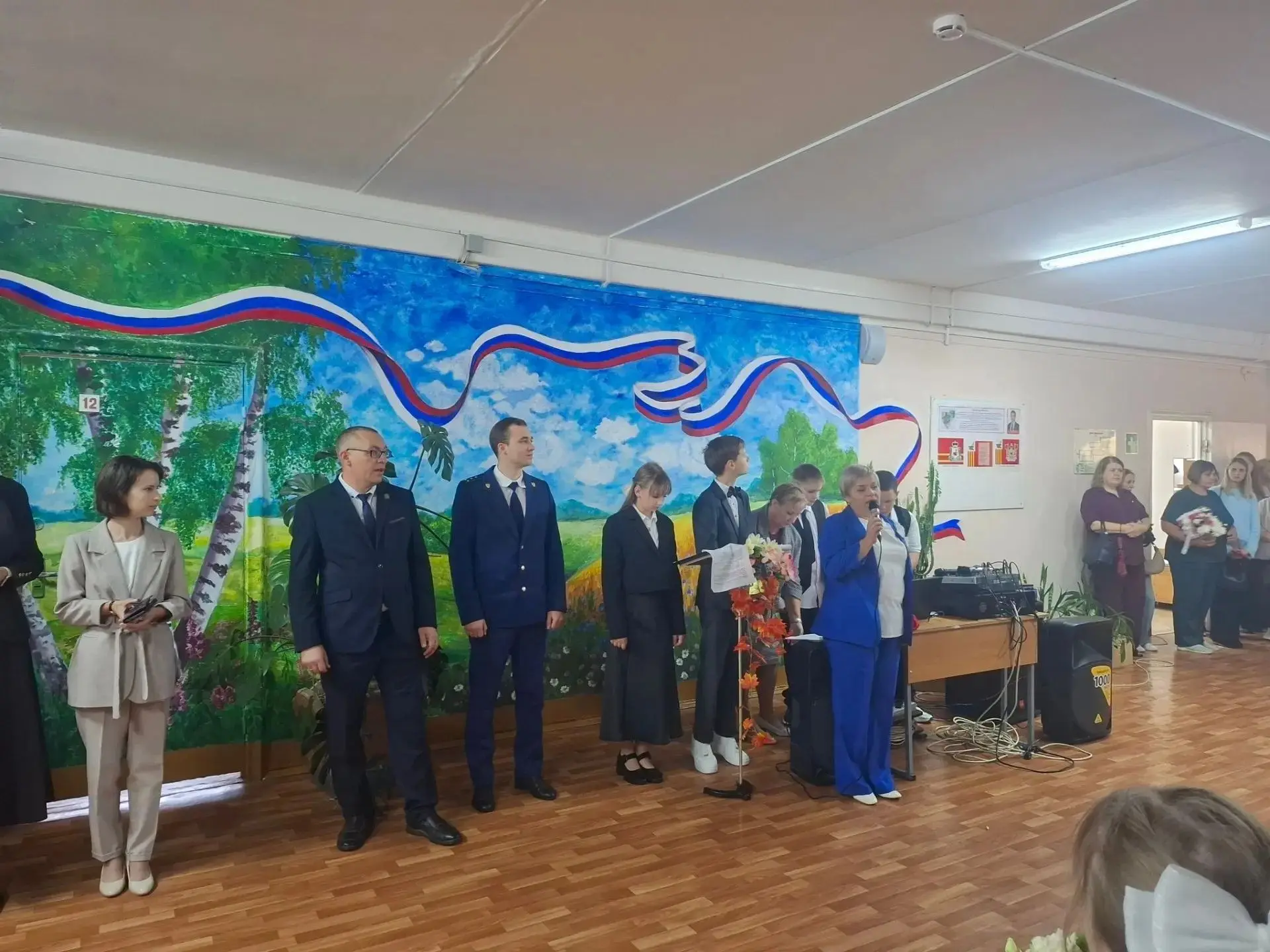 Сегодня, 1 сентября, в нашей школе состоялась торжественная линейка