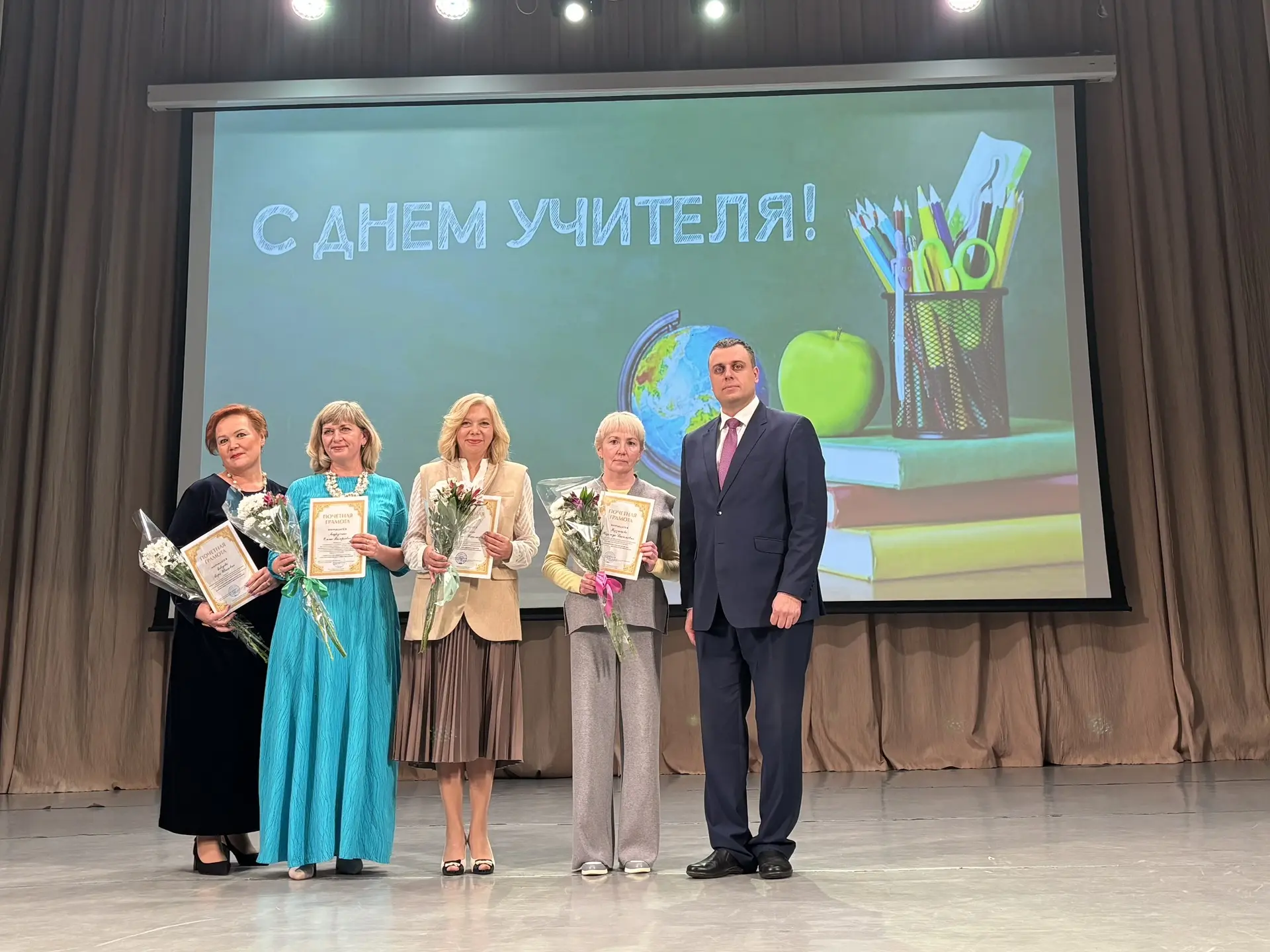 👩‍🏫 Признание за труд и преданность делу: в Среднеуральске поздравили педагогов с нас...
