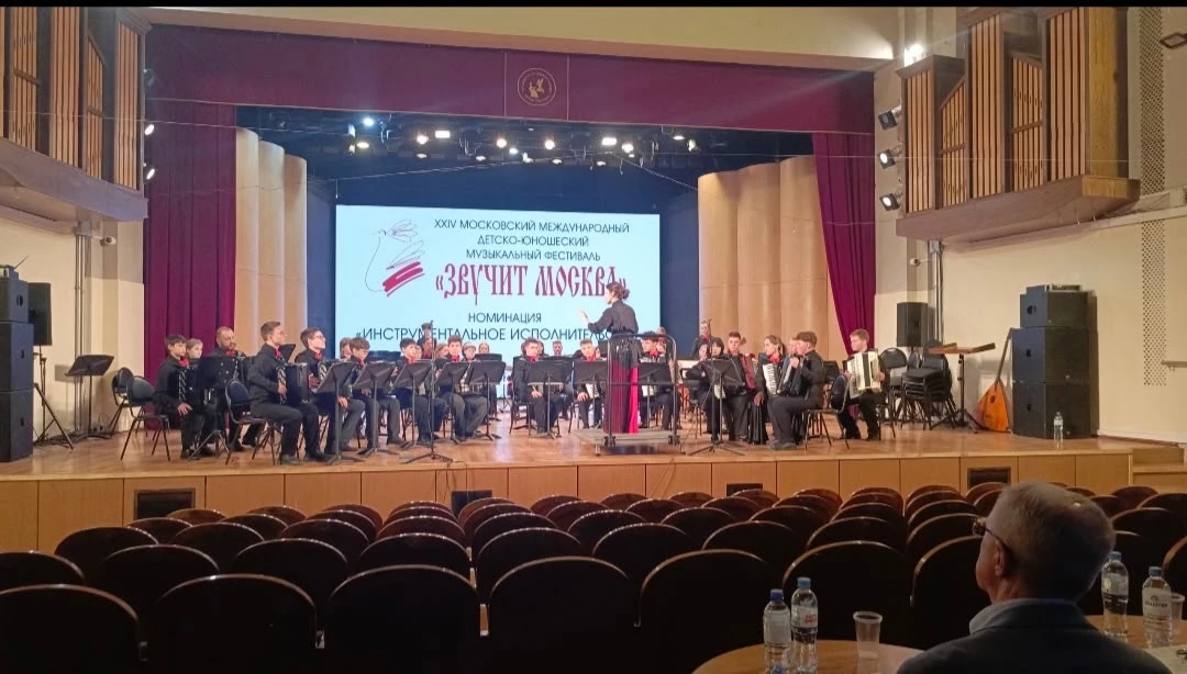 Ученик 6"А" класса Савва Давыдов вместе с оркестром баянистов и аккордеонистов имени Ивана Георгиеви