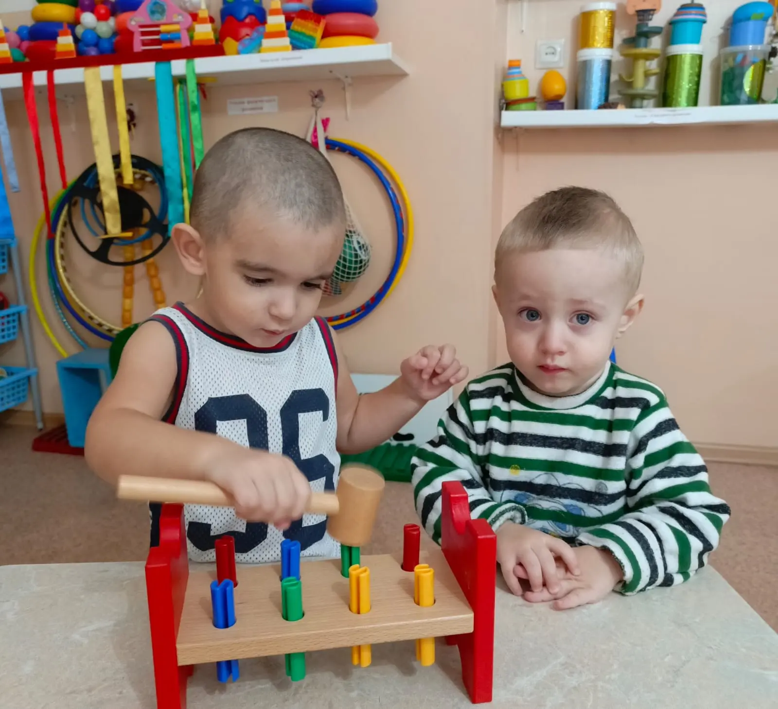 Дид.игра *Постучим молоточком * цель учить детей играть , учить детей правильно держать...