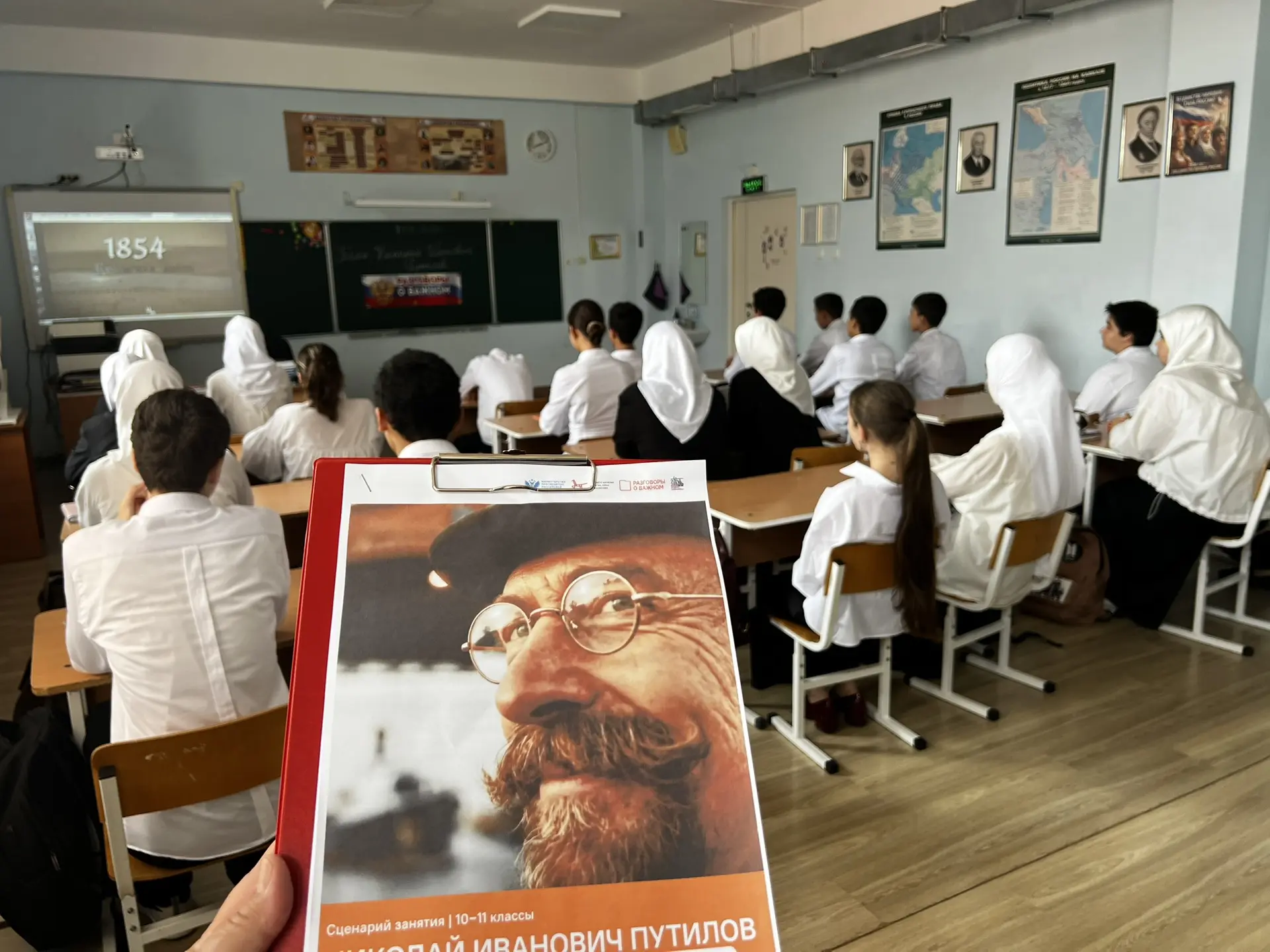 9 « А» / 10 кл.                                Каждый понедельник в нашей школе проходя...