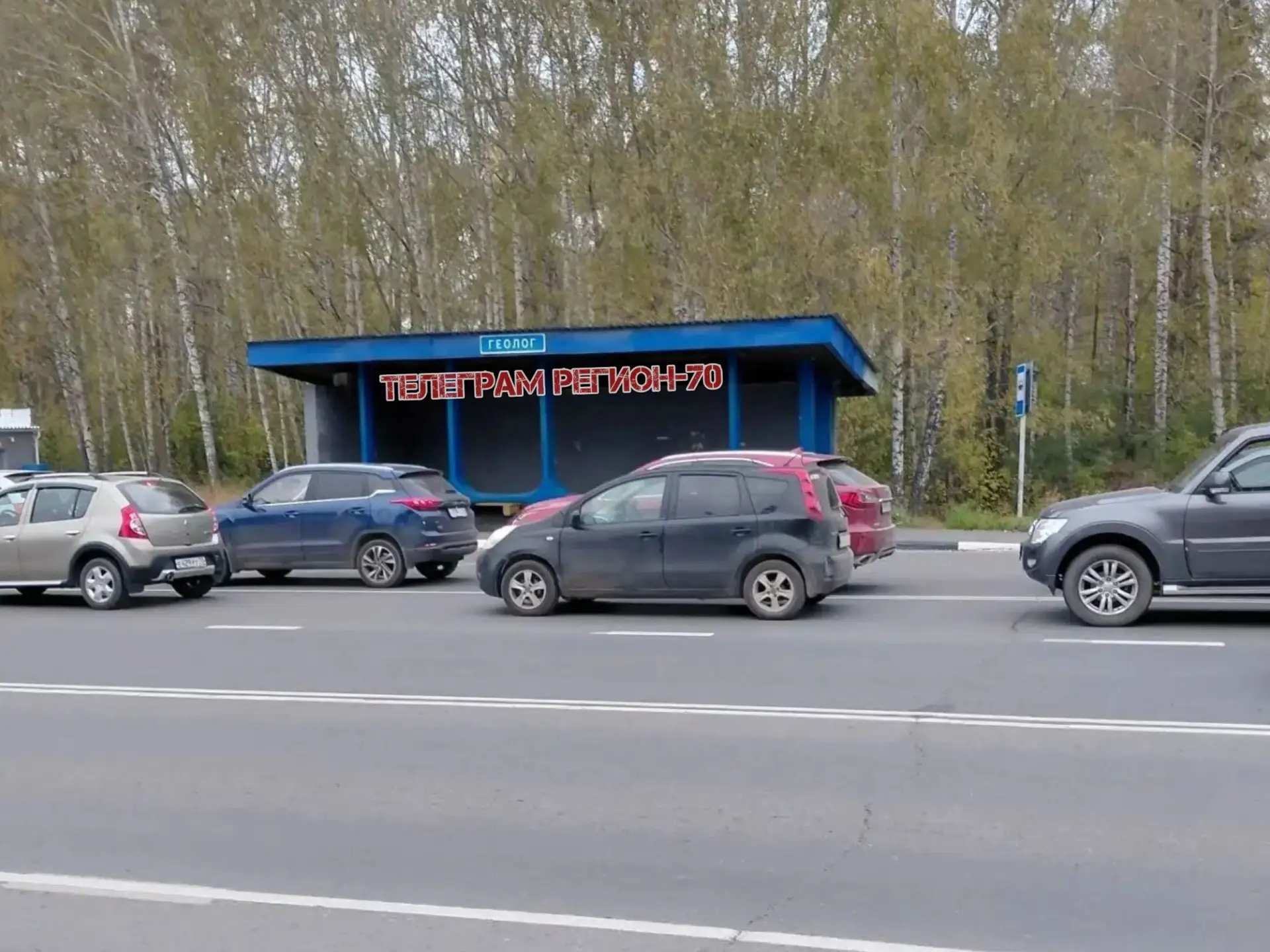 📩📤📥📨✉️ Остановка «Геологов» превратилась в парковку у заправки. Машины стоят в два ...
