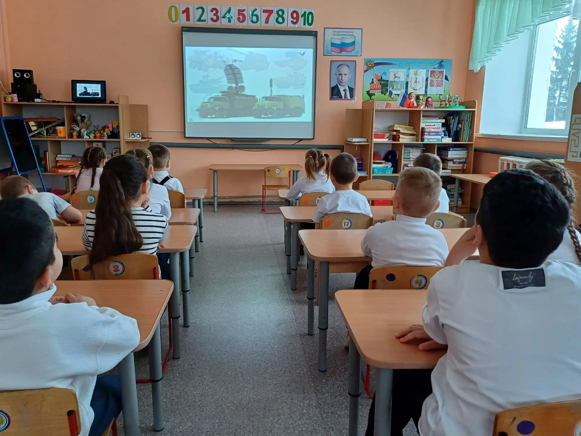 Утро понедельника в старшей группе детского сада традиционно началось с церемонии подня...