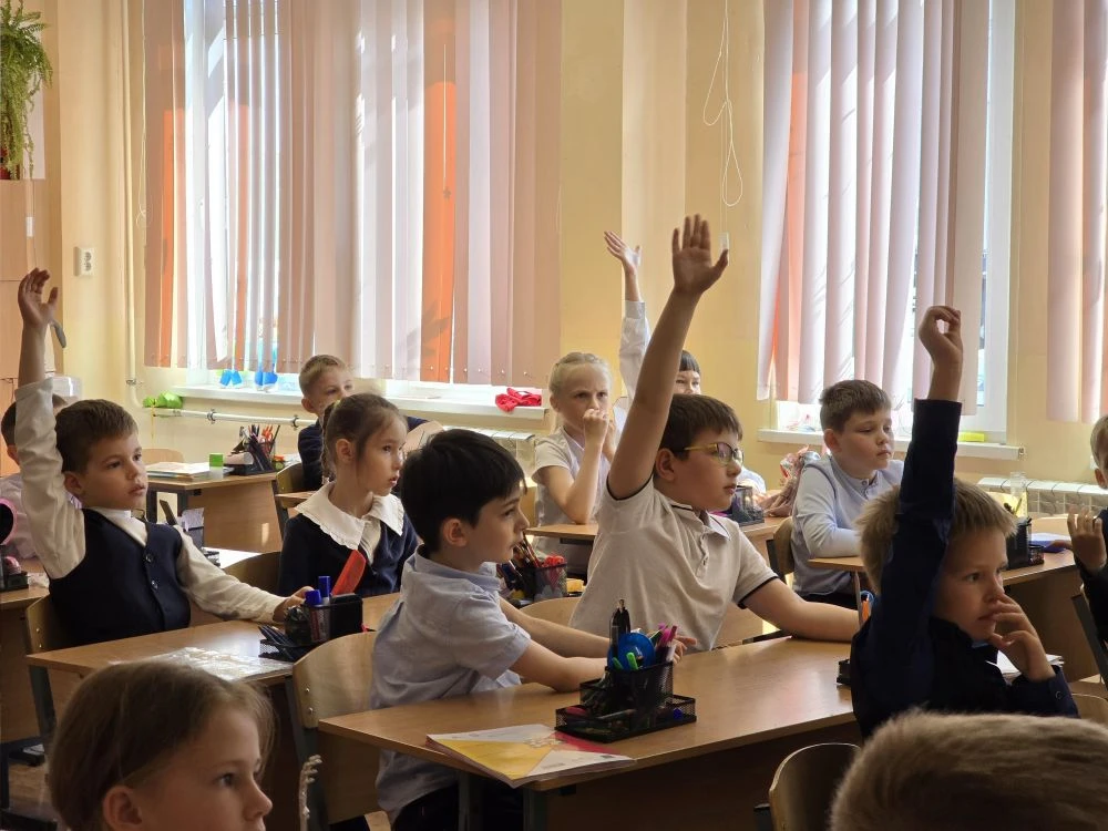 ✨ В 1 «А» классе прошло увлекательное занятие с Светланой Игоревной! 📚 Ребята познакомились с истори