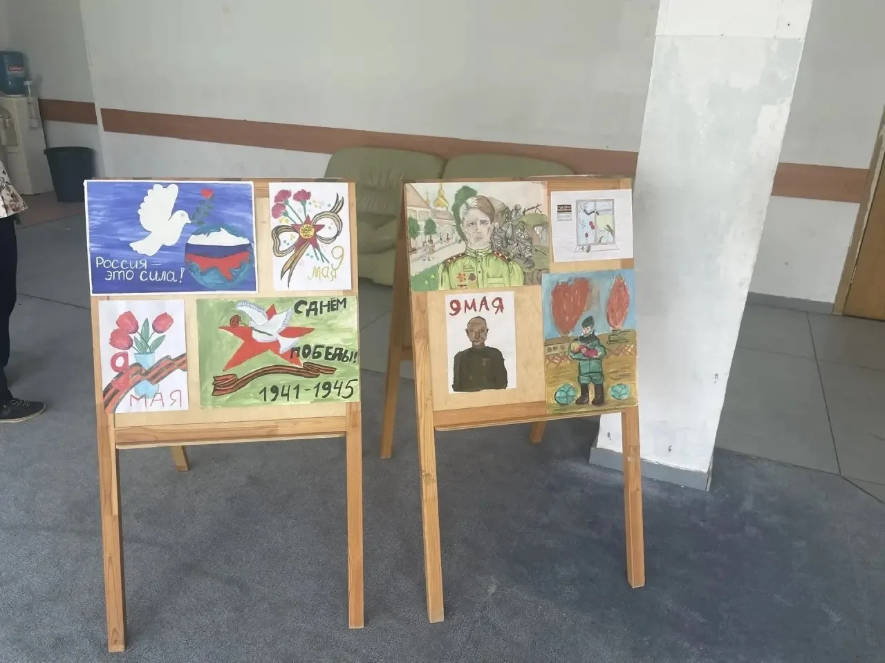 🕊️В наших корпусах проходят выставки рисунков, посвященные Дню Победы  На первом этаже корпуса начал
