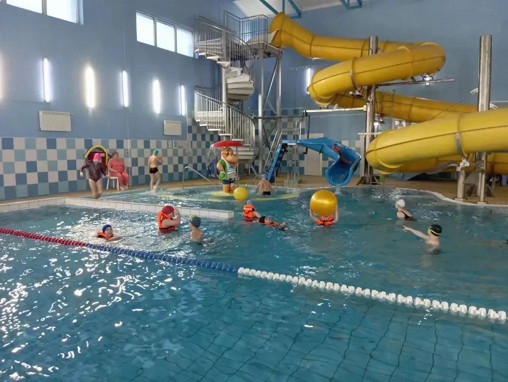🌊 4 января ученики 3б класса вместе с классным руководителем и родителями посетили бассейн аквацентр