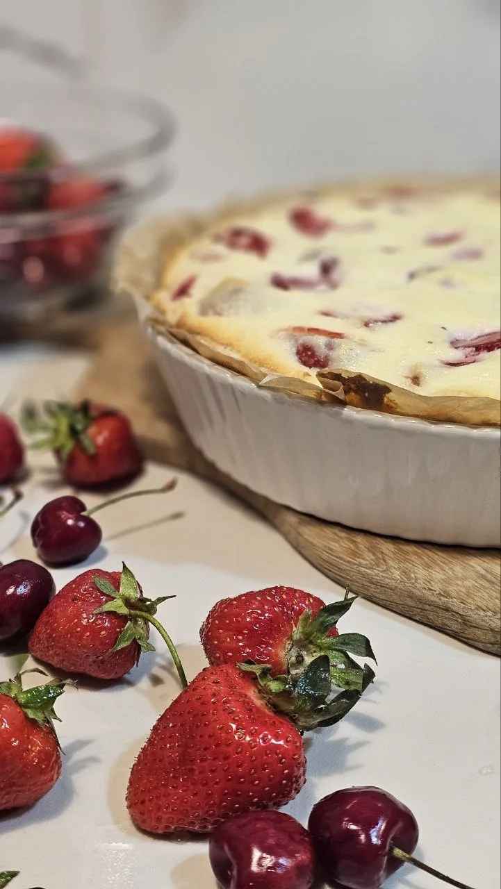 Самое время для такого пирога!!!! 
Творожный пирог с клубникой

Для теста:
Масло сливочное 75 гр.

Я