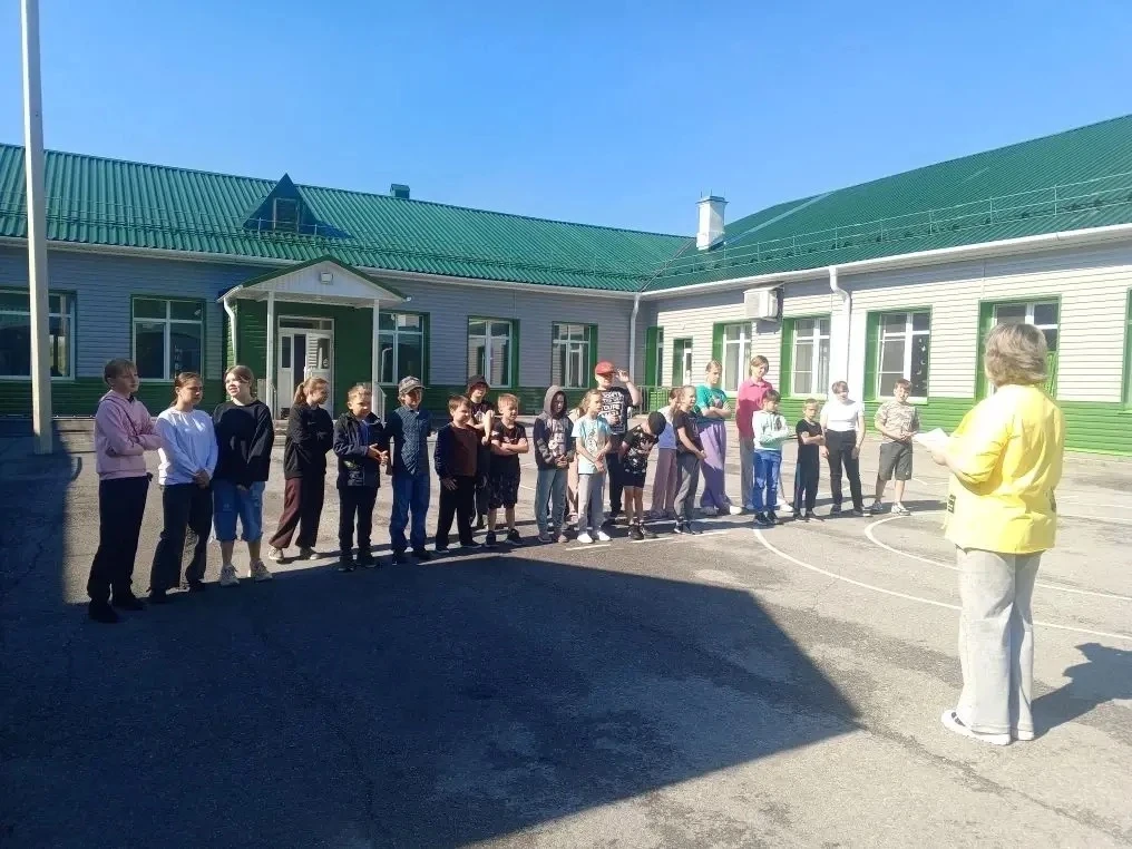 Для учеников Сосновской школы сегодня наступил один из самых долгожданных дней — с утра распахнул св