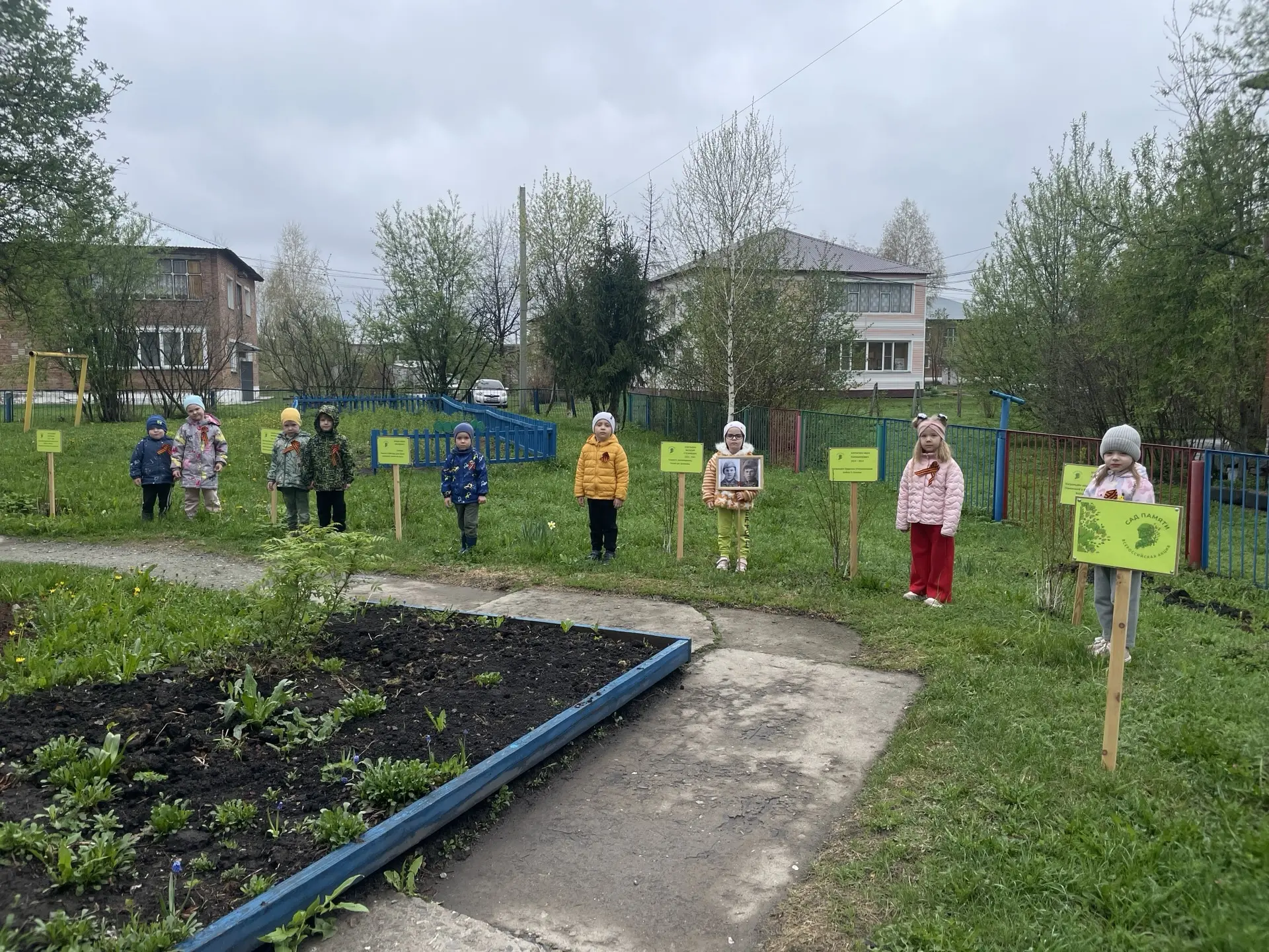 🌱 Память, которая растёт
На участке нашего сада есть особое место — «Сад памяти».
Здесь, среди зеле