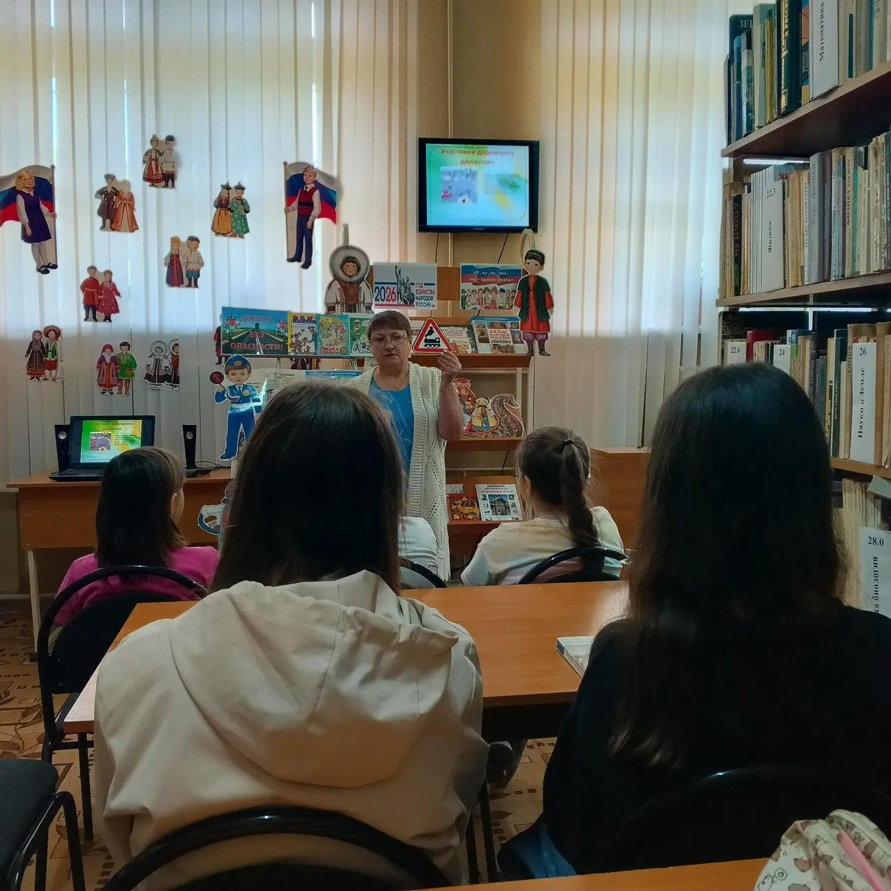 В рамках акции «Безопасное лето» в Ильинской сельской библиотеке прошел тематический час «На улице н