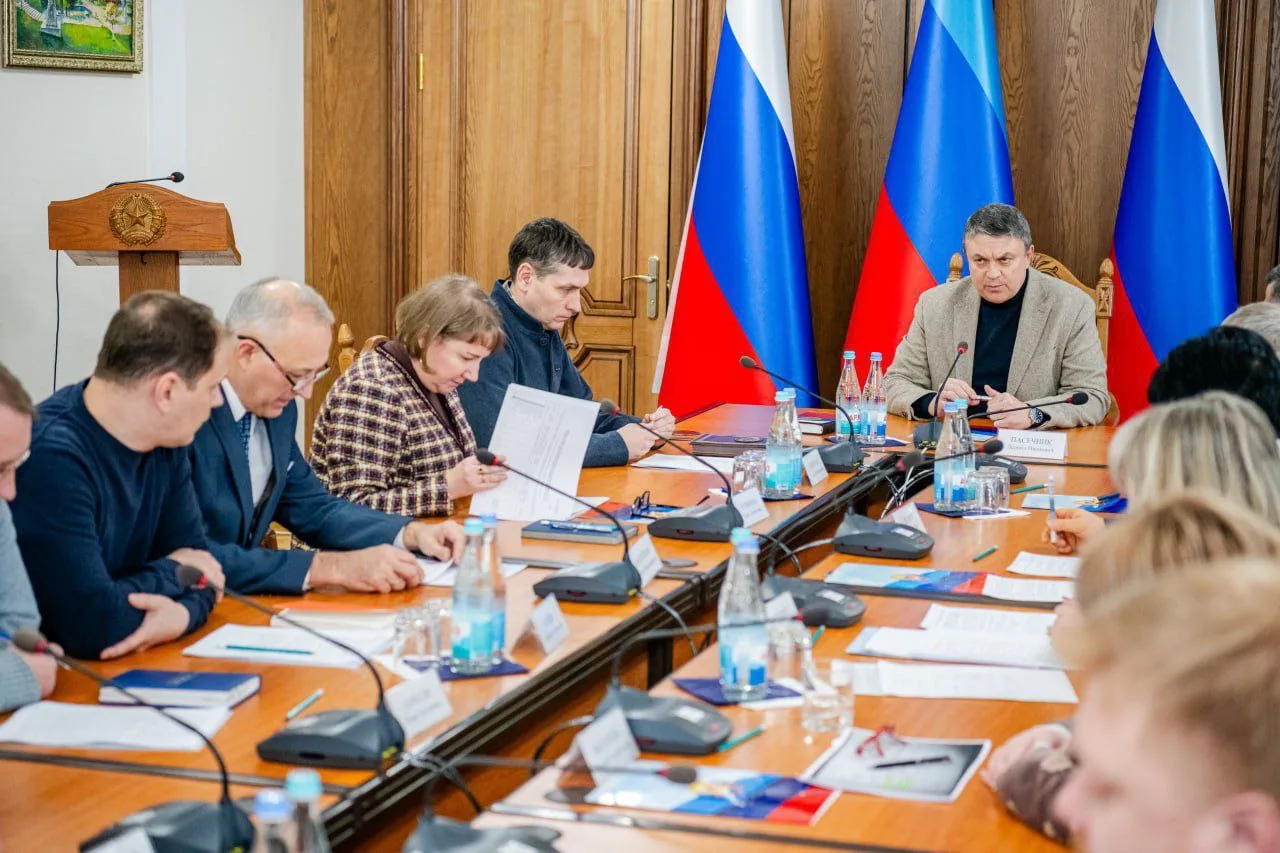 Провел совещание с руководством и членами Правительства ЛНР по реализации национальных проектов в 20
