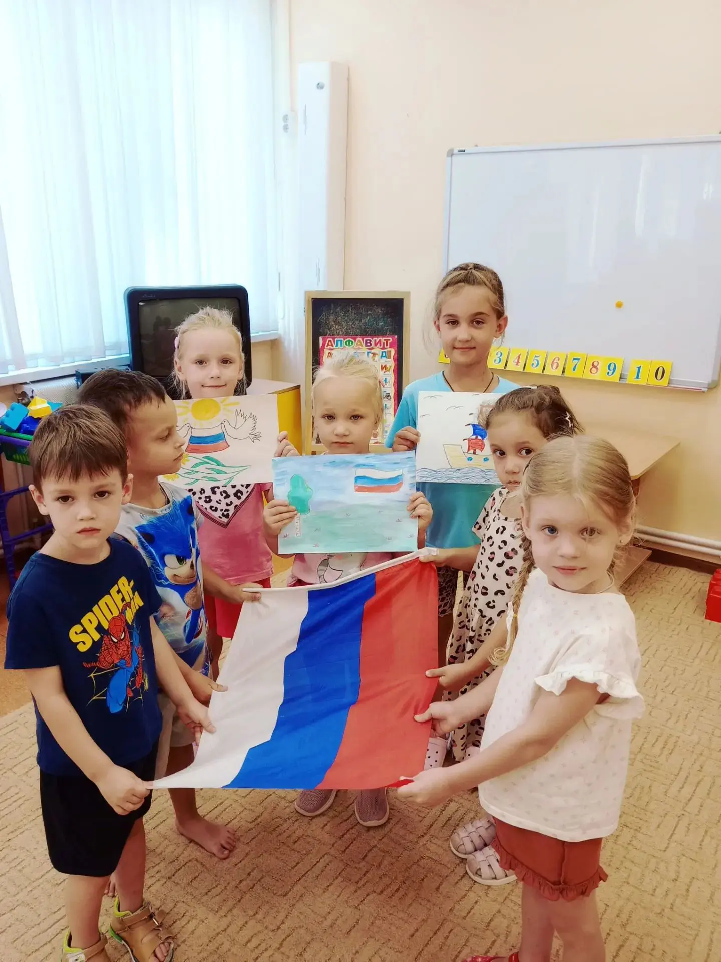 Ко Дню Государственного флага Российской Федерации ребята из группы «Березка» очень кра...