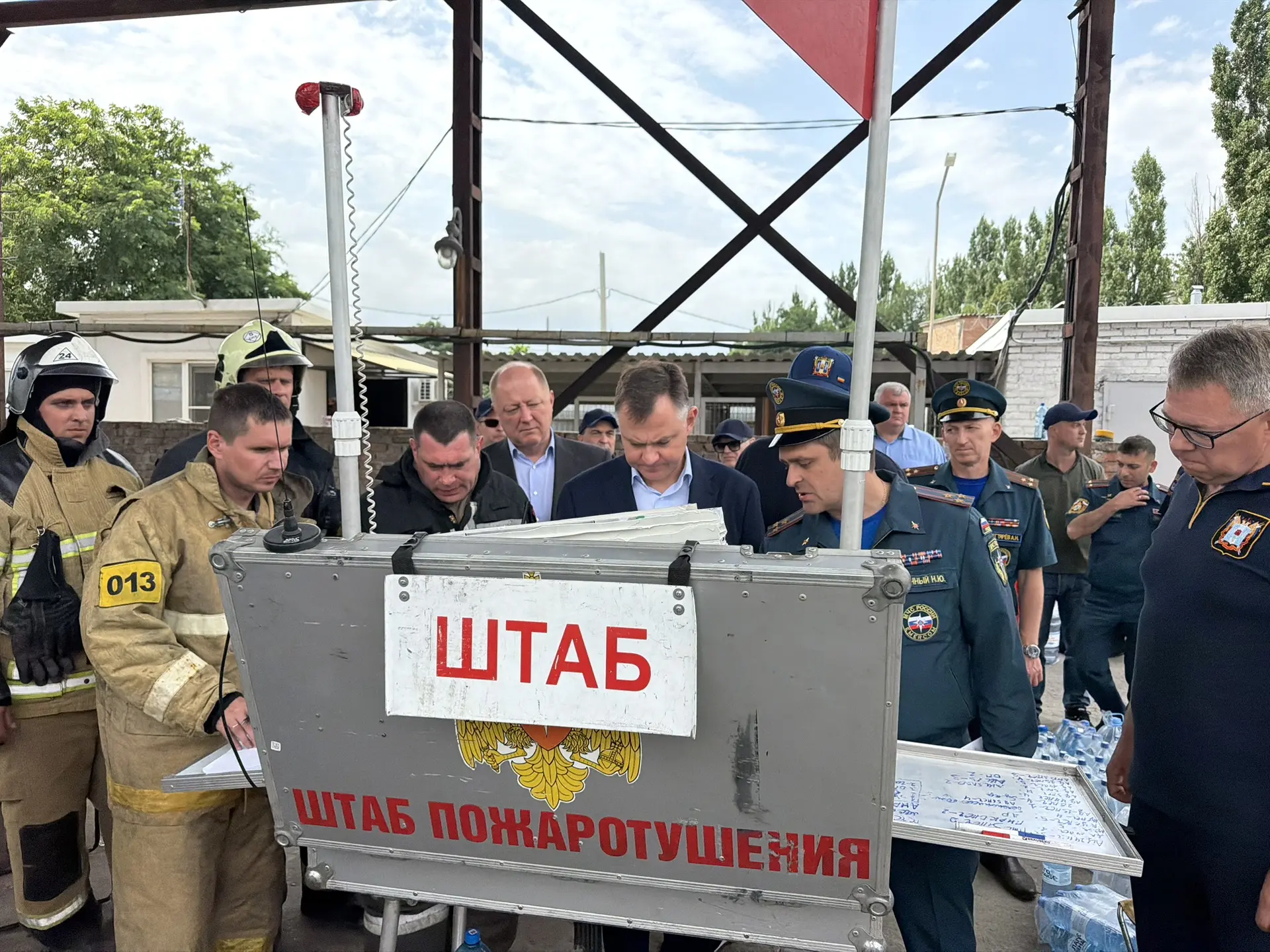 После Таганрога поехал в Азов, где также продолжается ликвидация возгораний нефтепродук...