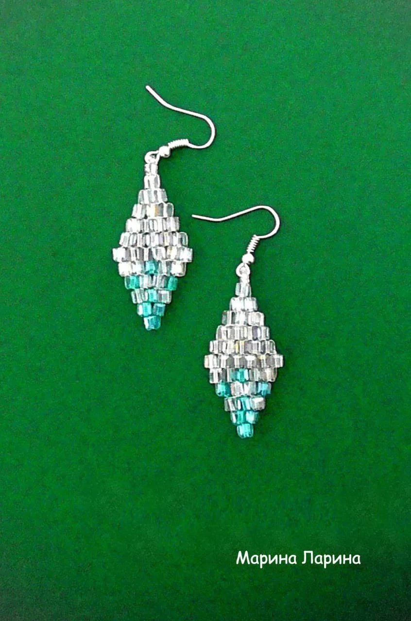 .....
💎 Симпатичные серёжки своими руками

💠 Серьги-ромбы из бусин и бисера

⬜️ 🟦 Размер квадратн