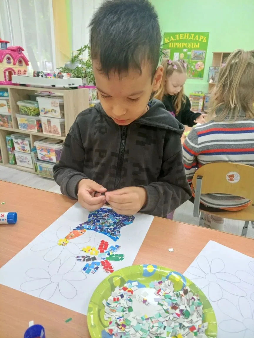 Аппликация из кусочков 🧩 — это увлекательная техника создания изображений.
 Это отлично развивает м
