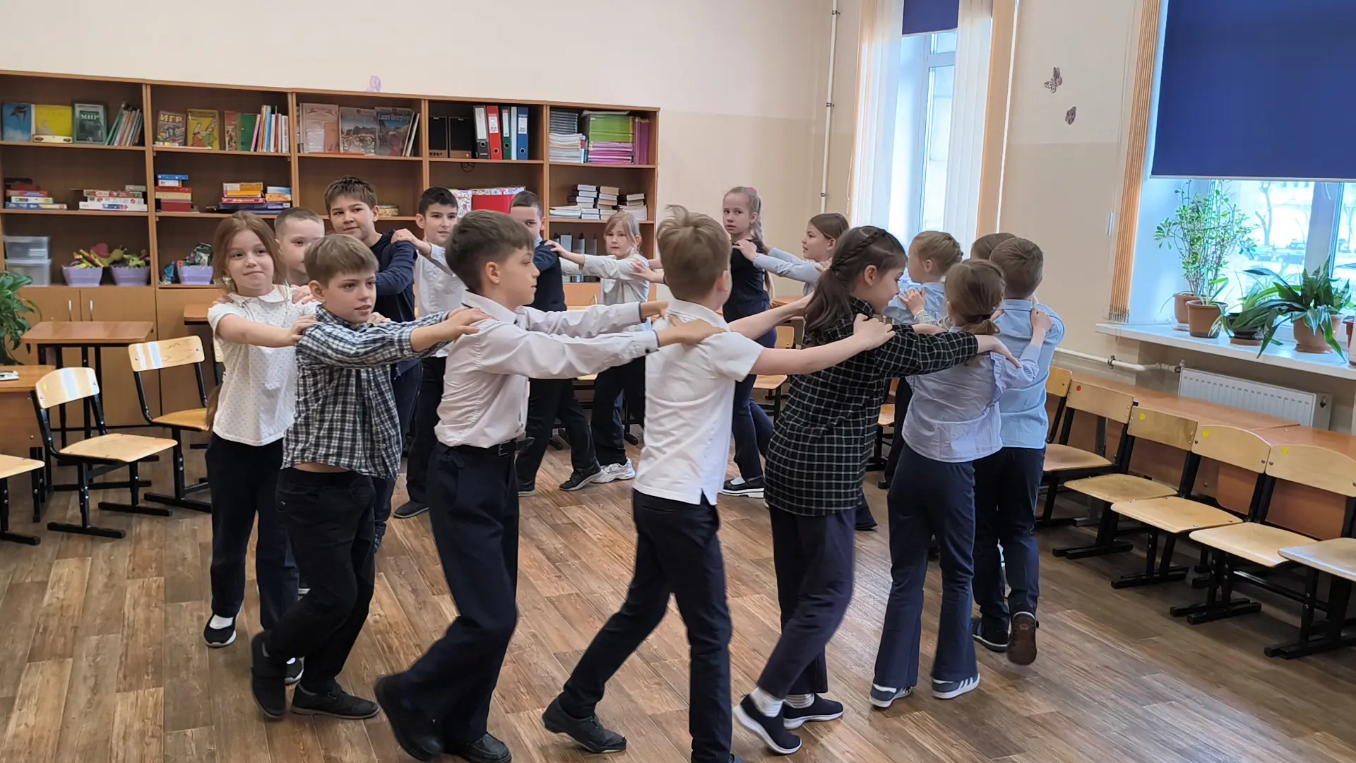 Сегодня, 29 апреля, по традиции в начальной школе на Обводном прошел Праздник Детства, посвященный Д