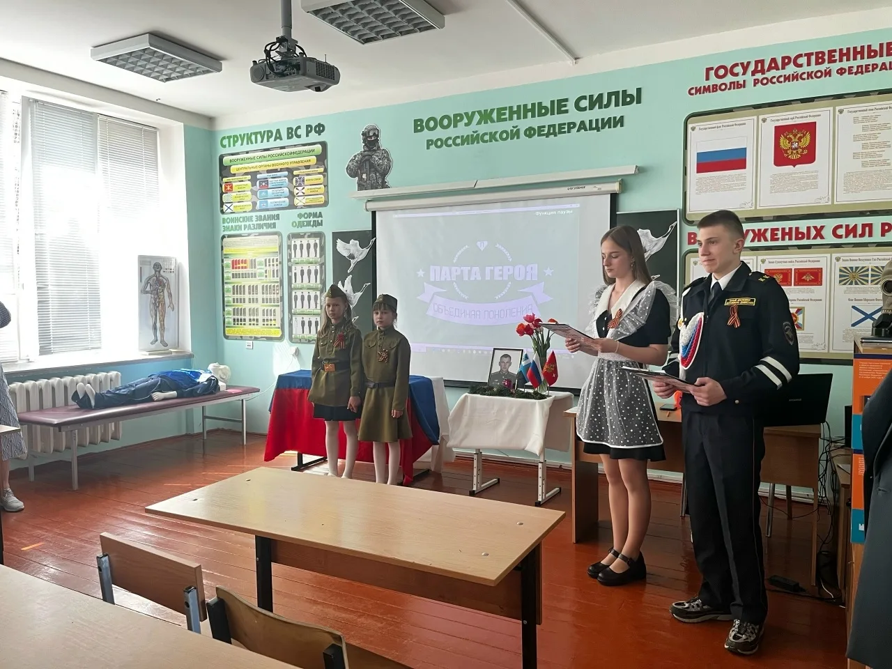 🎗Парта Героя🎗  🏵Сегодня в нашей школе произошло по-настоящему трогательное и важное событие — мы отк