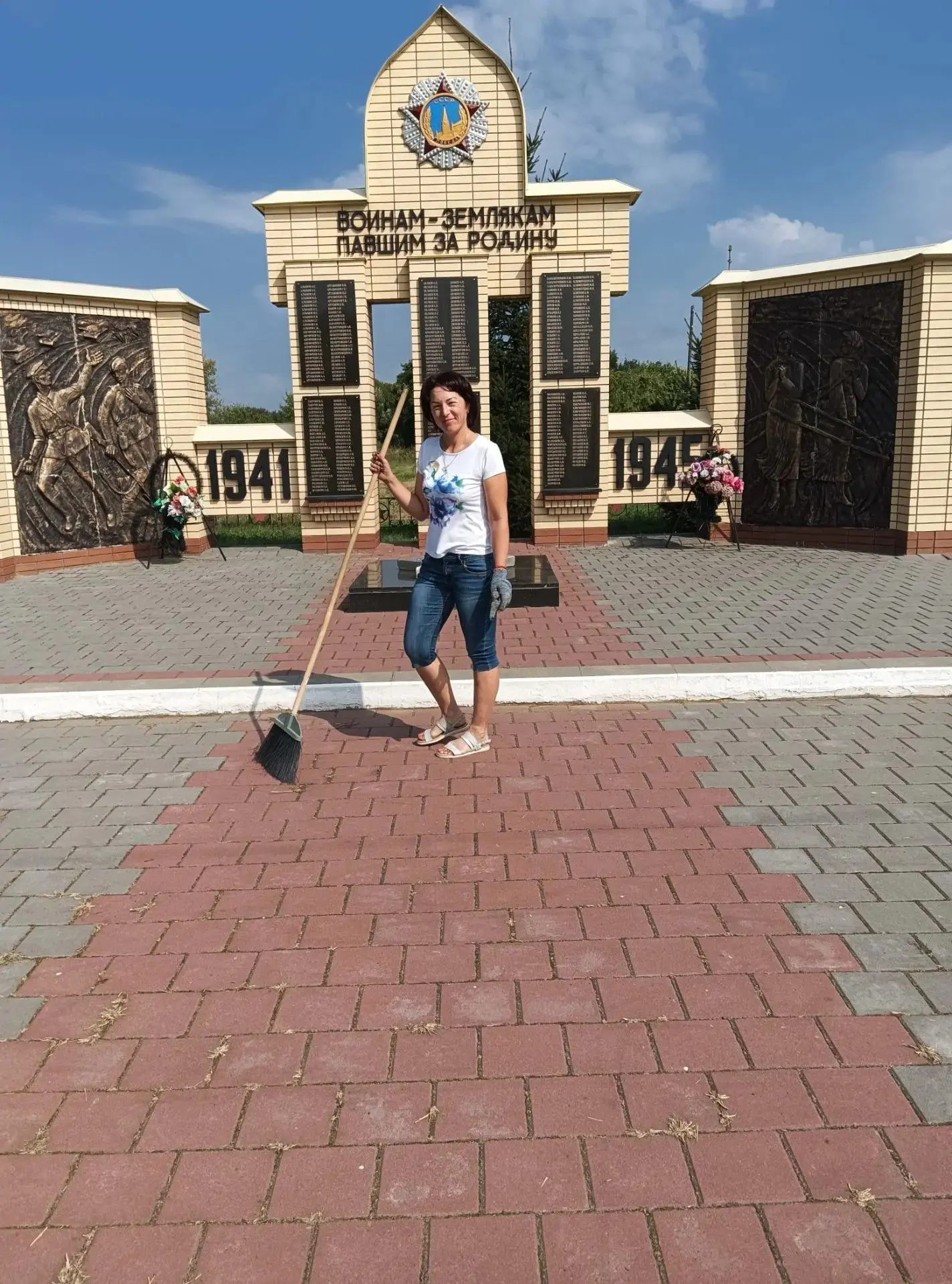 Заведующий Липовской сельской библиотекой Ольга Сенчищева, совместно с волонтерами, про...