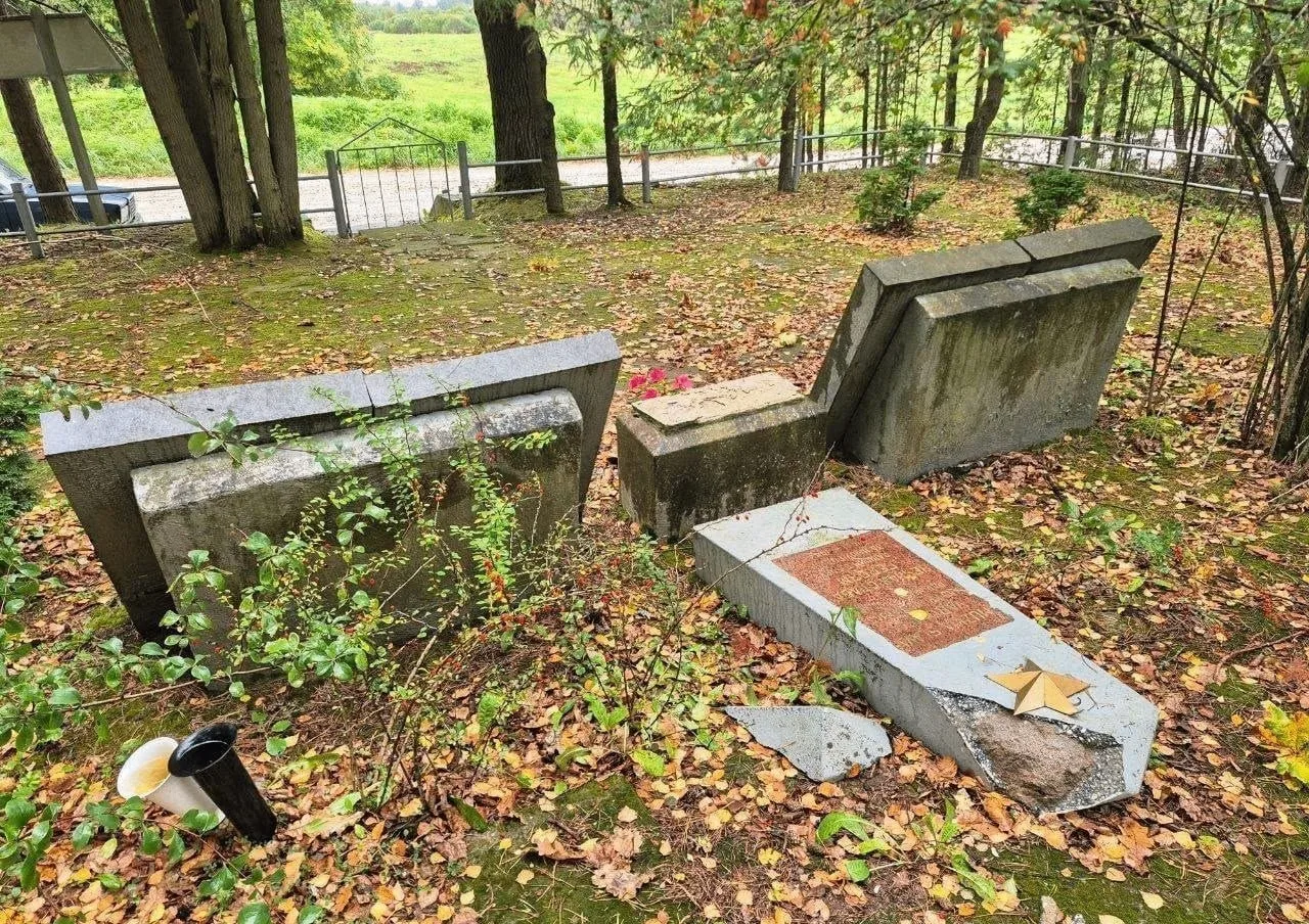 В Латвии вандалы разгромили мемориал, где похоронены 73 советских воина