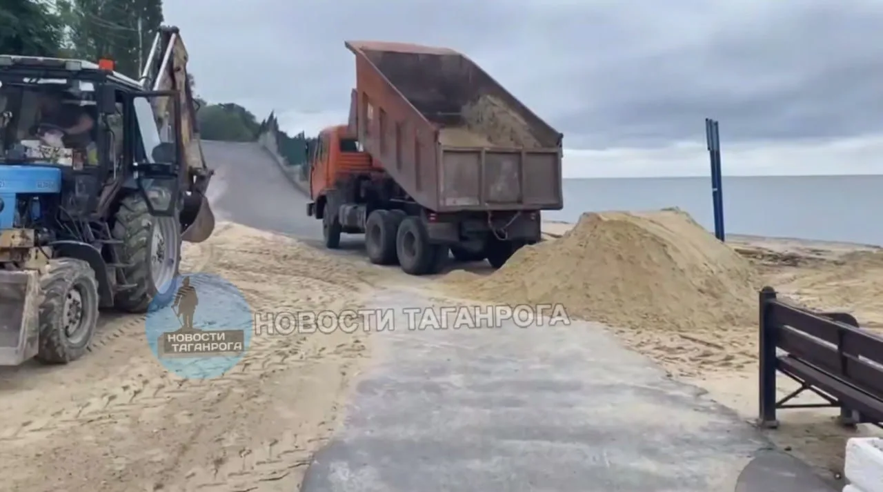 На Центральный пляж Таганрога снова завезли песок

Покрытие прибрежной территории восстанавливают уж