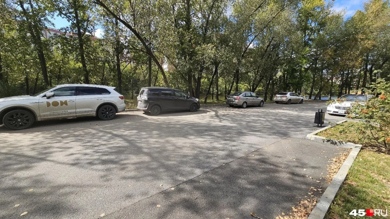 Почему вопреки запрету водители в ЦПКиО паркуют автомобили?