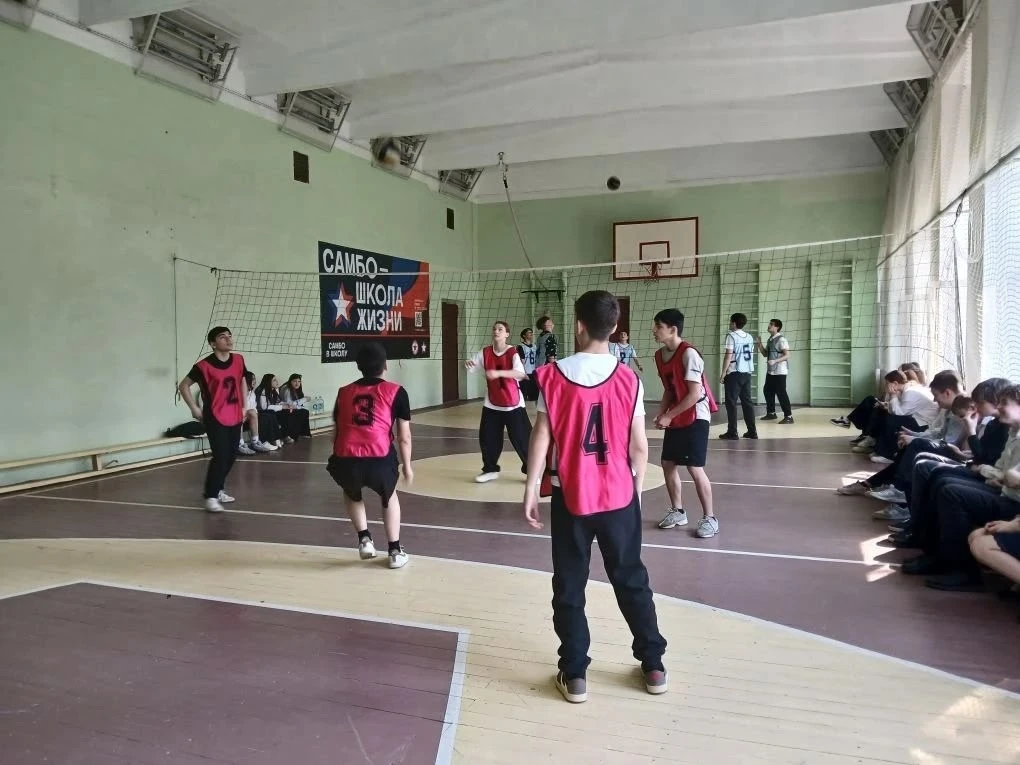 🏐 В нашей школе прошли спортивные мероприятия, посвящённые Дню Победы! 🎖️ Учащиеся приняли участие в