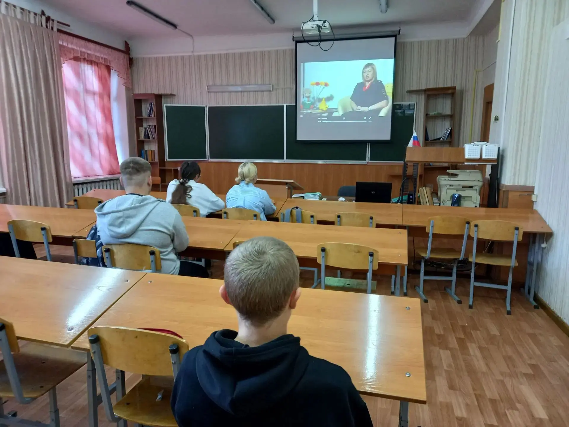 Безопасность начинается с доверия: как прошёл классный час в 10-м классе