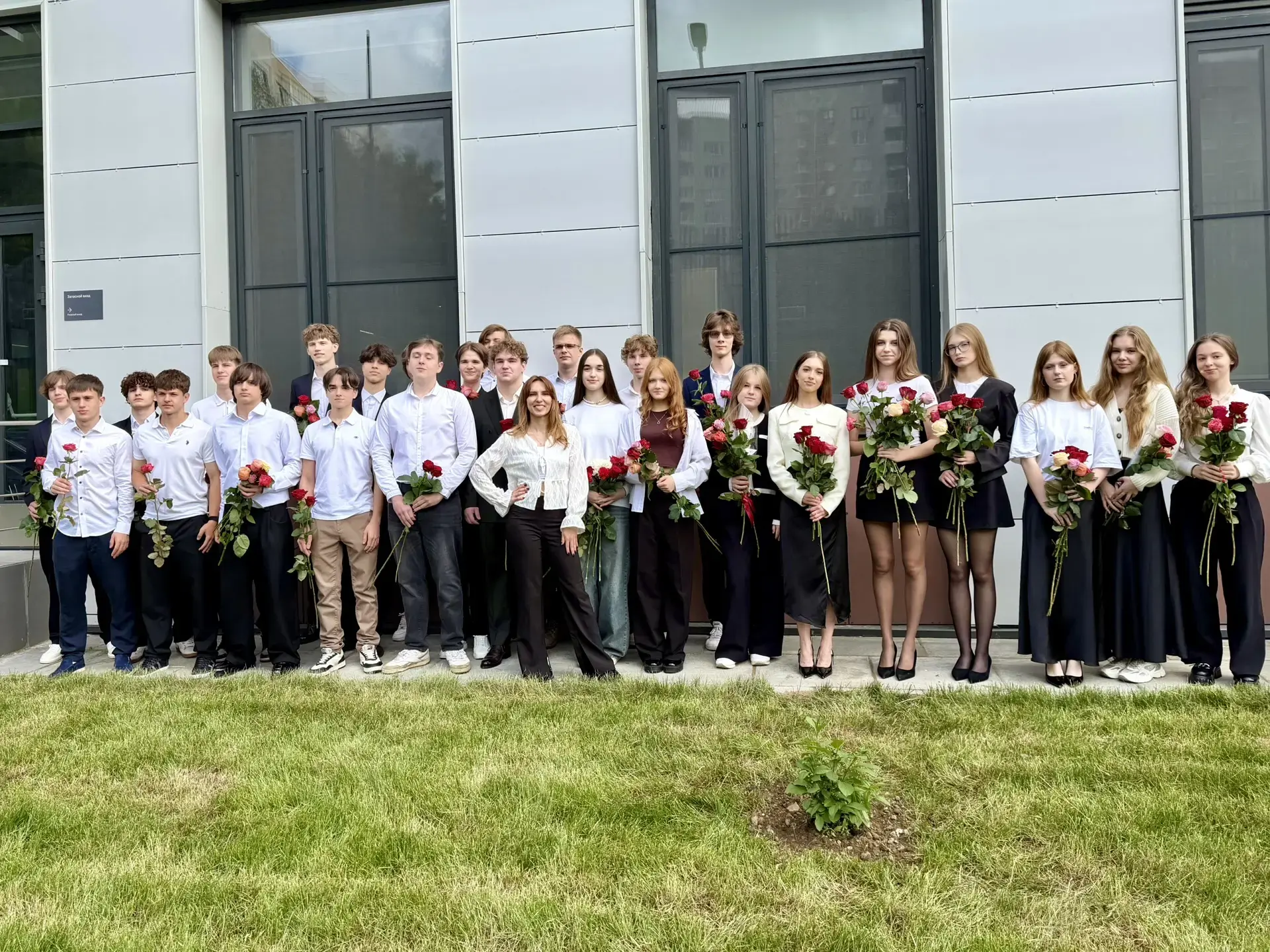 СИРЕНЬ ПАМЯТИ  🌸 Дорогие наши выпускники, родители и учителя!  ✨ Вот уже звенят последние звонки, а 